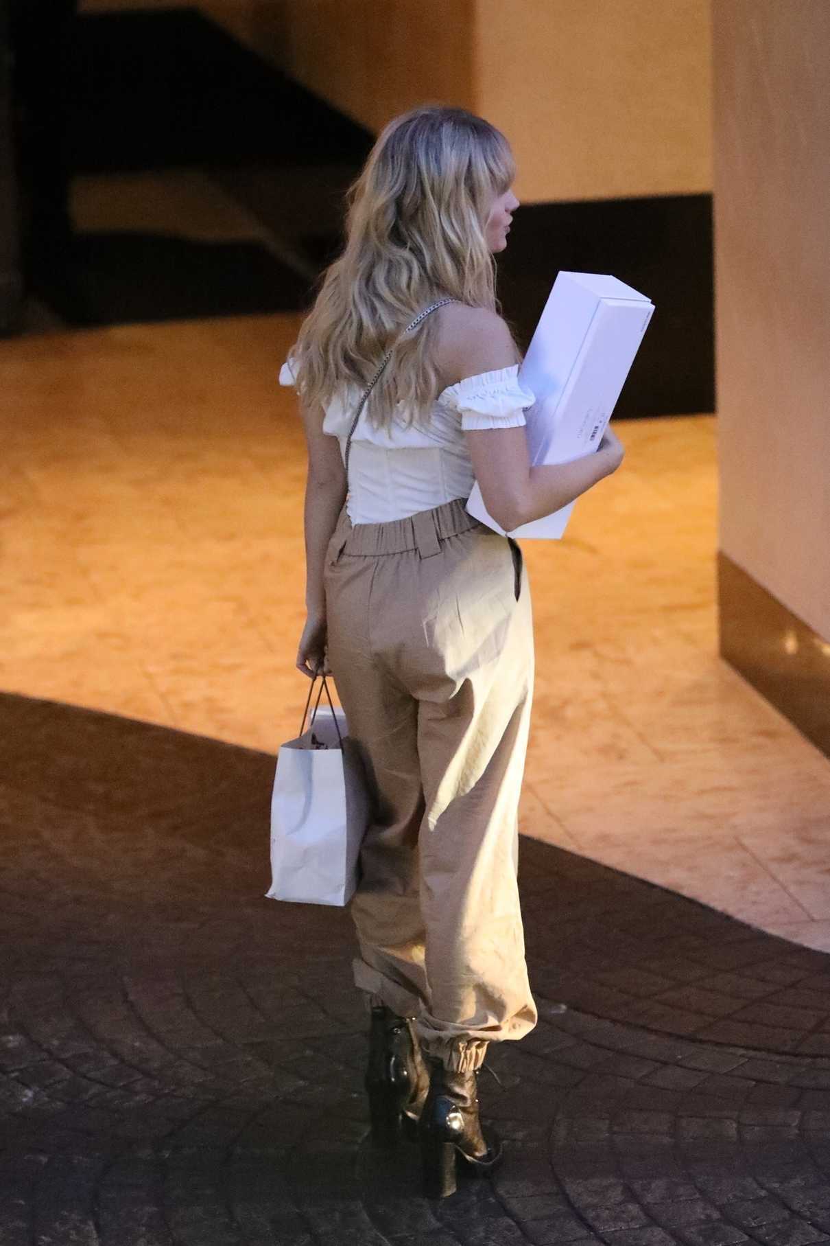 Lottie Moss Gets Dropped off at Her Hotel in Los Angeles 01/26/2018-4