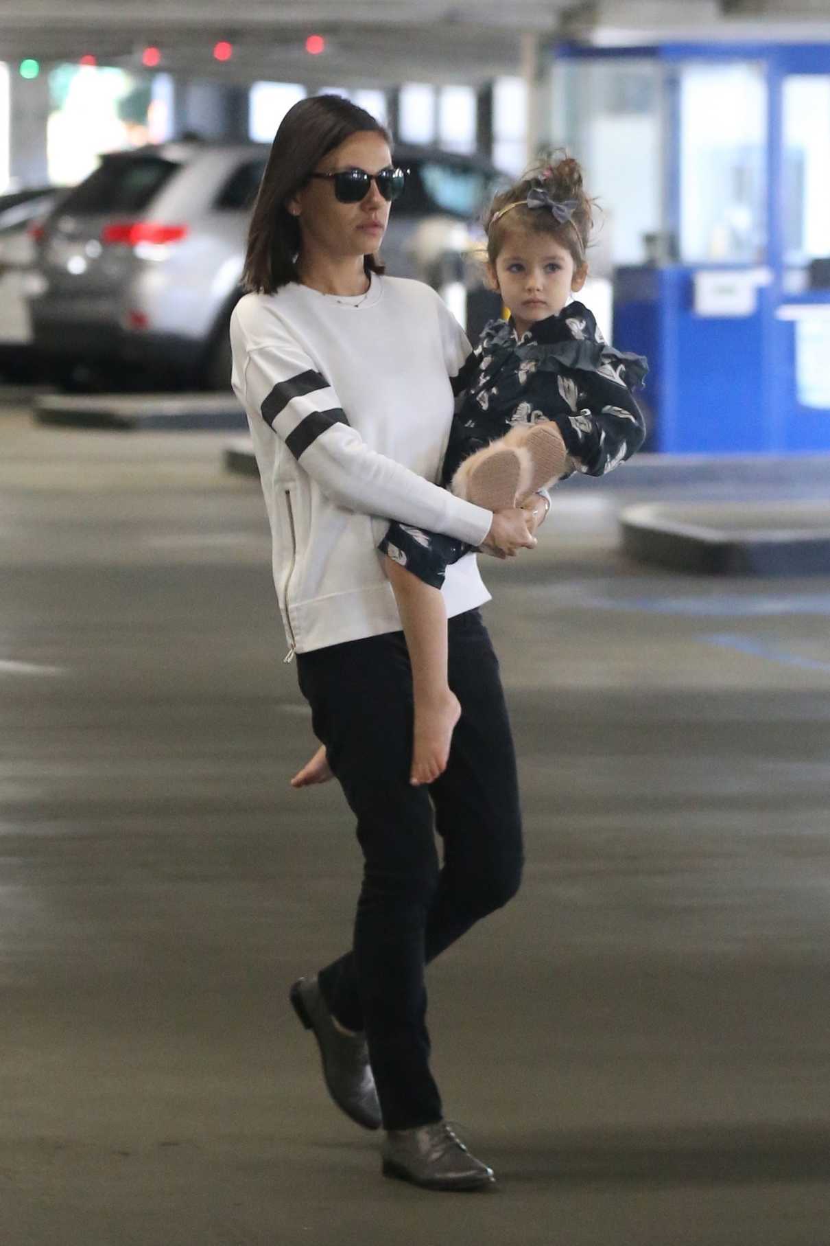 Mila Kunis Takes Her Daughter to the Library in Beverly Hills 01/13/2018-2