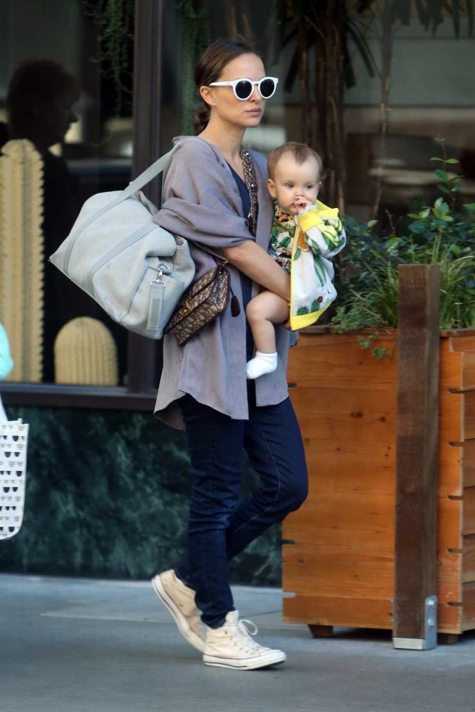 Natalie Portman Heads to Breakfast with Her Family in Downtown Los Angeles 01/13/2018-1