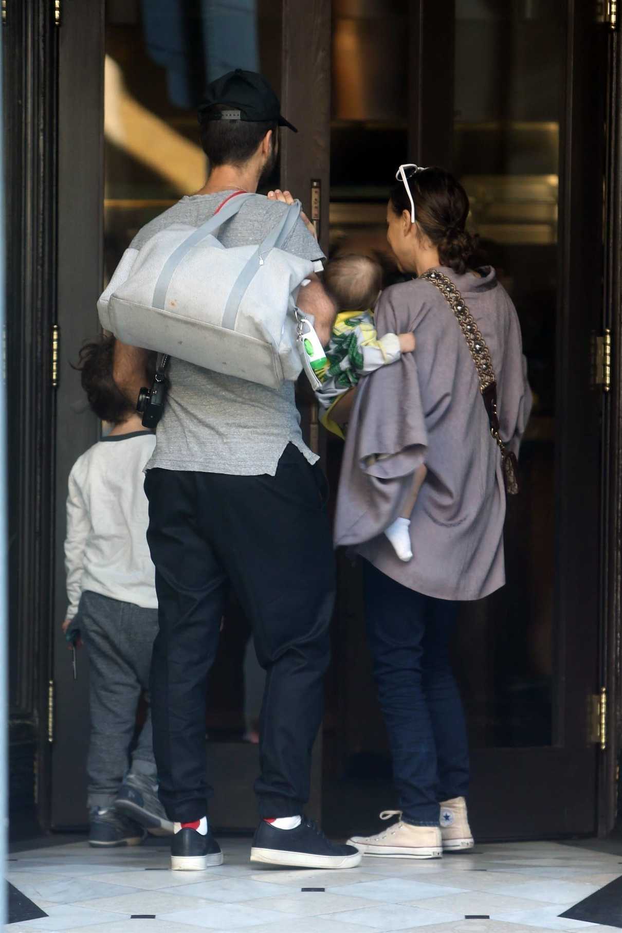 Natalie Portman Heads to Breakfast with Her Family in Downtown Los Angeles 01/13/2018-5