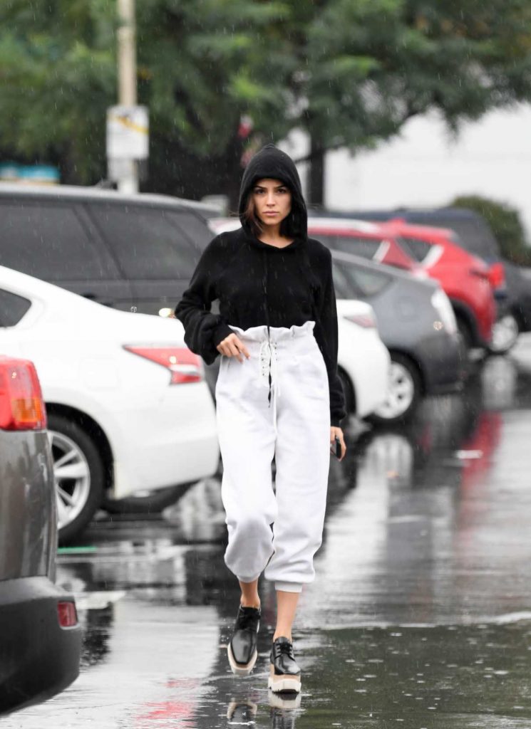 Olivia Culpo Goes Out in the Rain to Shop for Groceries in Los Angeles 01/09/2018-1