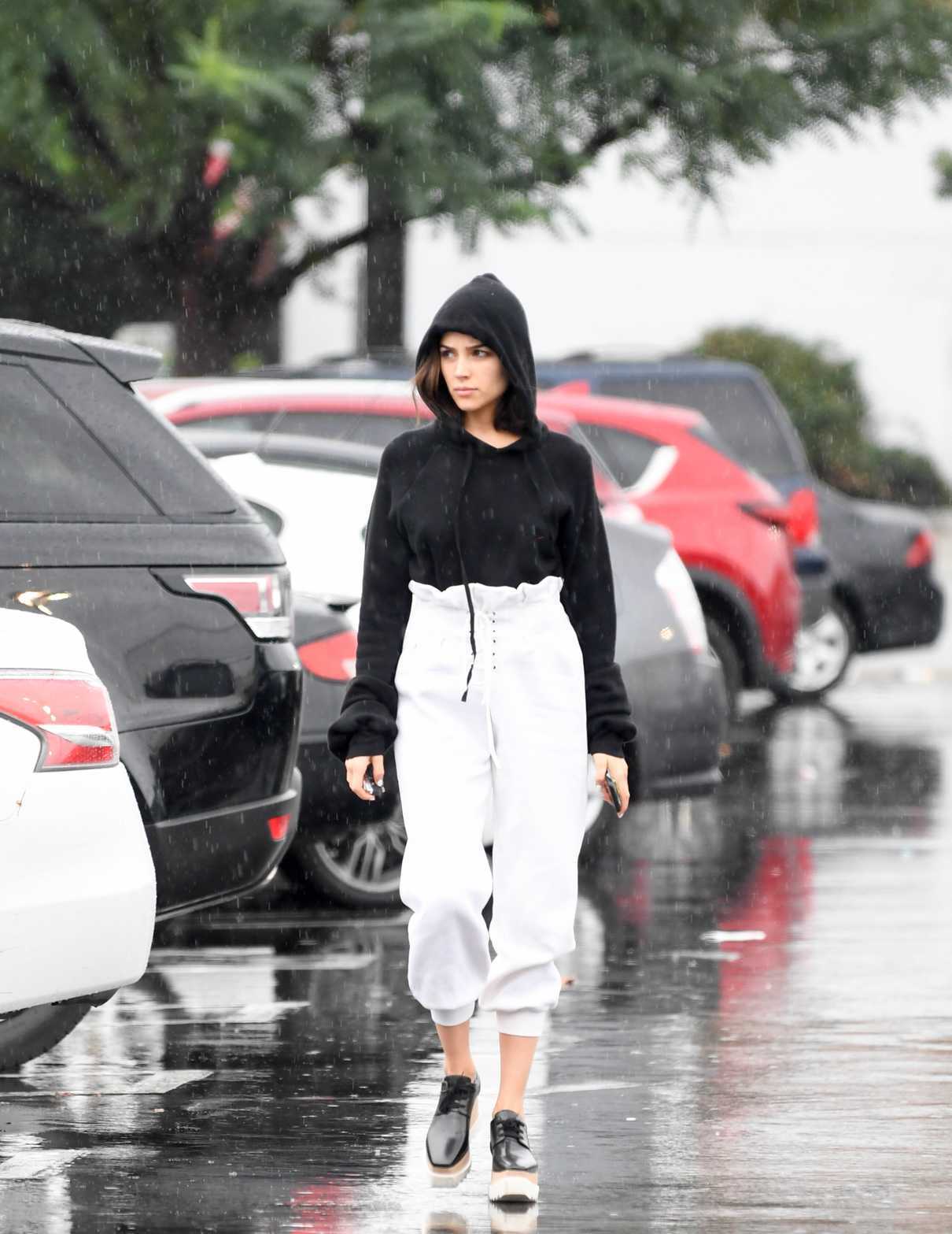 Olivia Culpo Goes Out in the Rain to Shop for Groceries in Los Angeles 01/09/2018-2