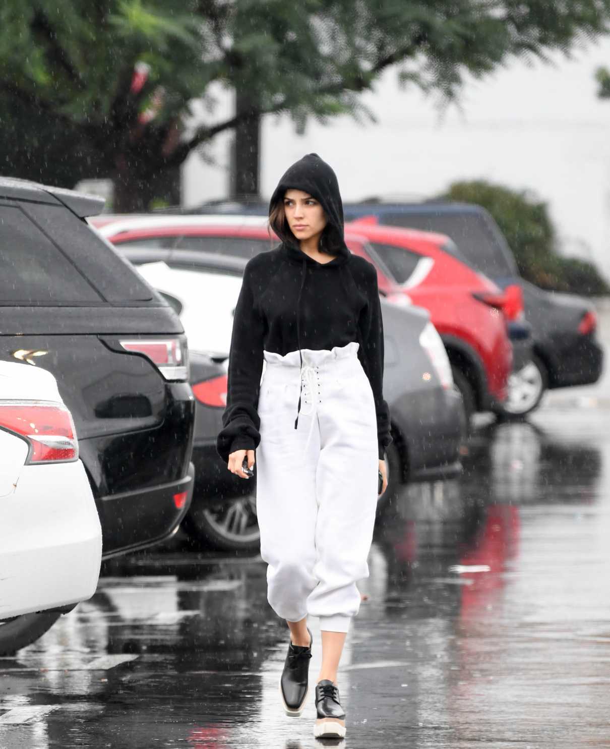 Olivia Culpo Goes Out in the Rain to Shop for Groceries in Los Angeles 01/09/2018-4