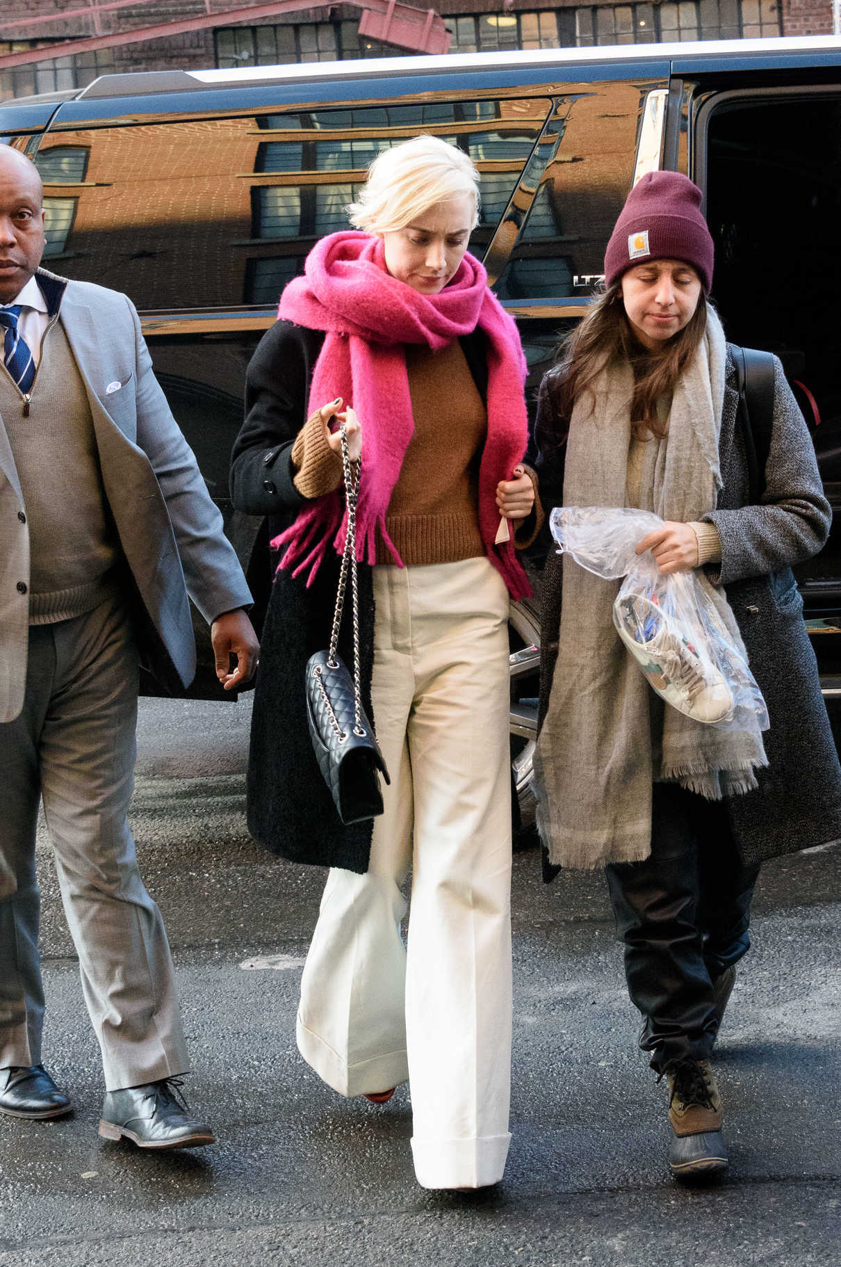 Saoirse Ronan Wears a Pink Scarf and White Pants Out in NYC 01/09/2018-3