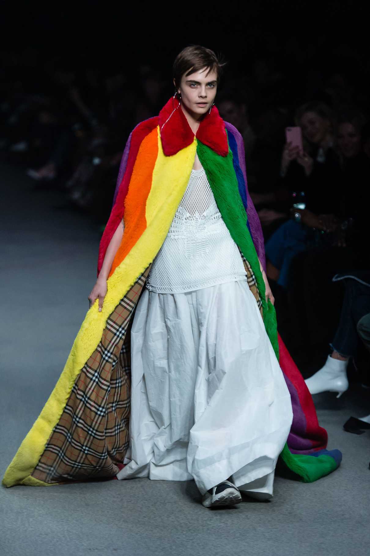 Cara Delevingne Walks the Runway at the Burberry Show During London ...