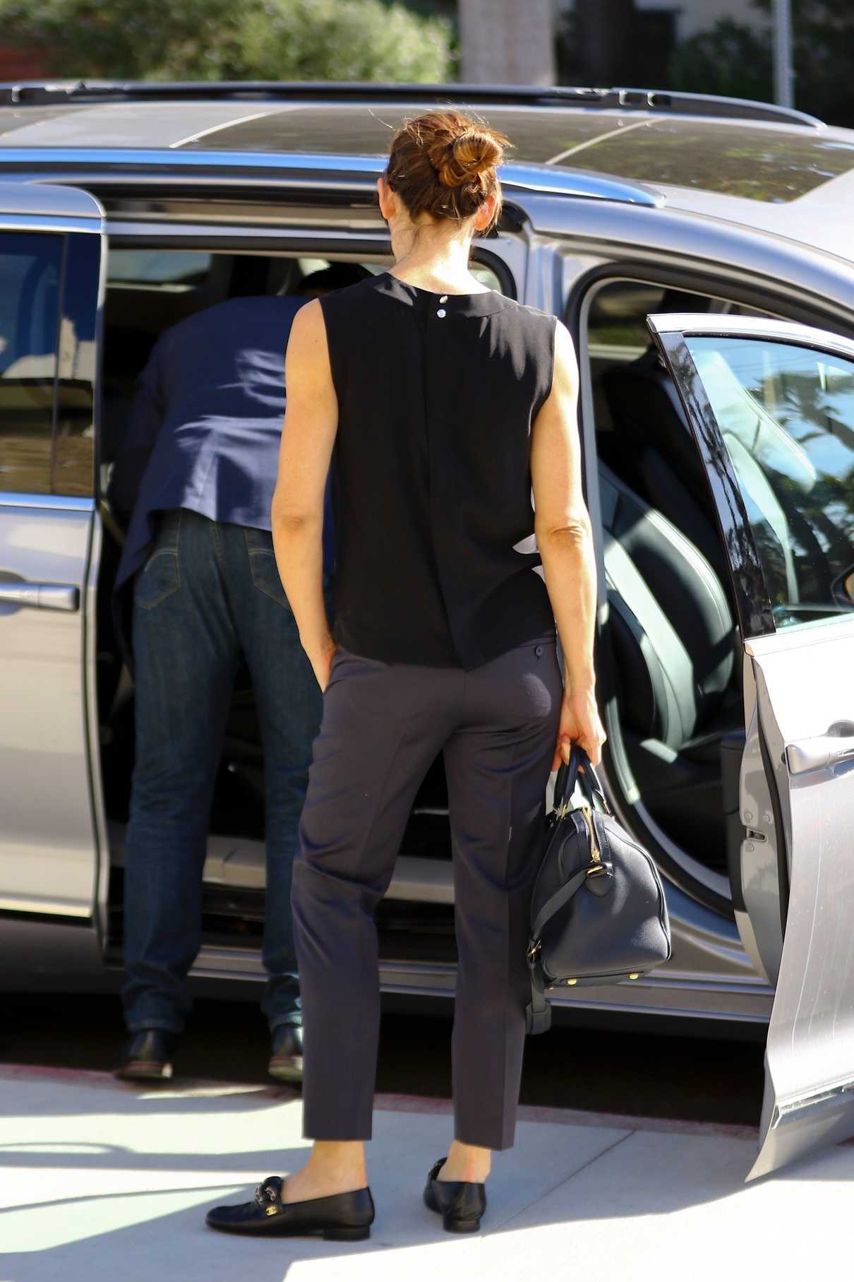 Jennifer Garner Arrives at Church in Los Angeles 02/04/2018-5