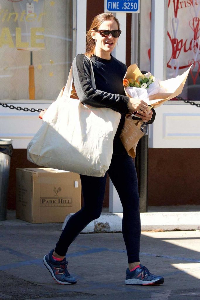 Jennifer Garner Stops to Pick up Some Flowers in Brentwood 02/15/2018-1