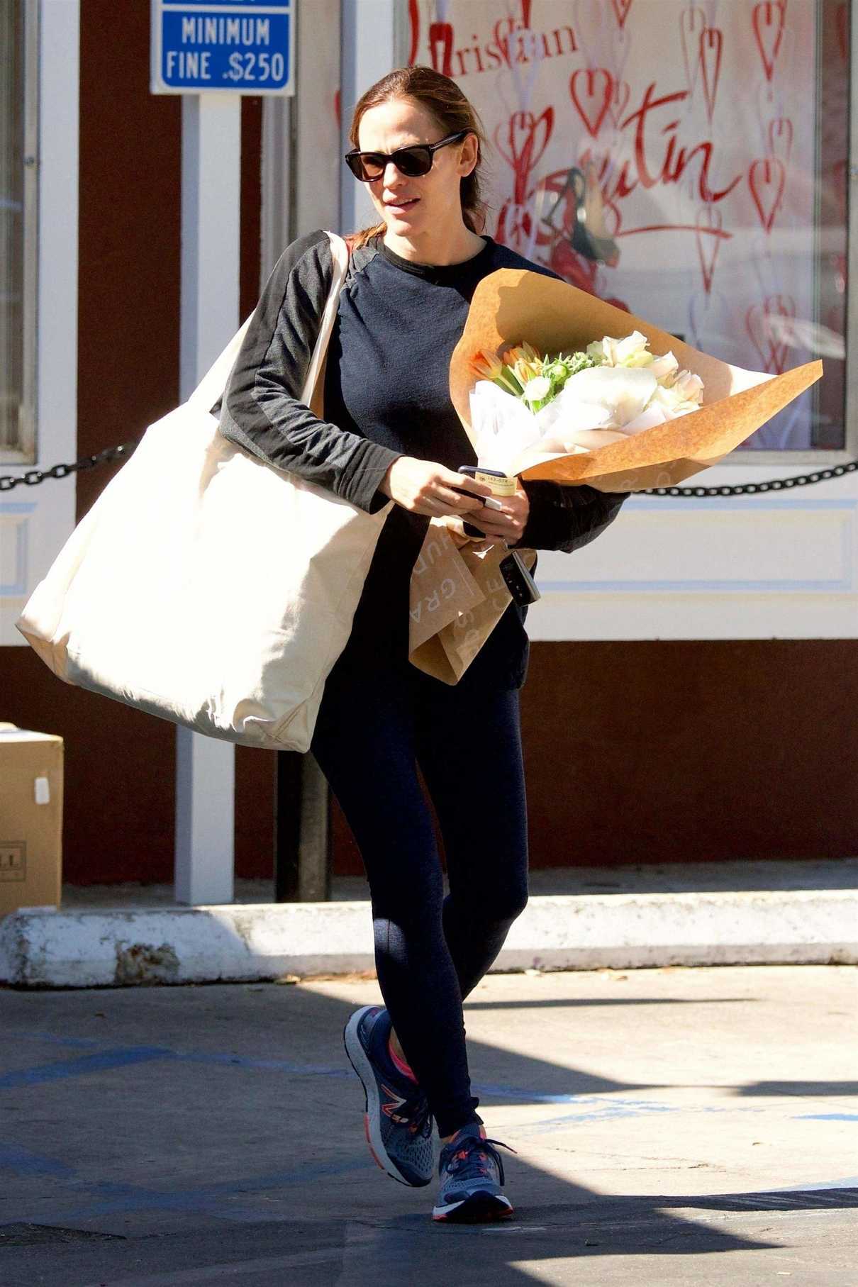 Jennifer Garner Stops to Pick up Some Flowers in Brentwood 02/15/2018-2