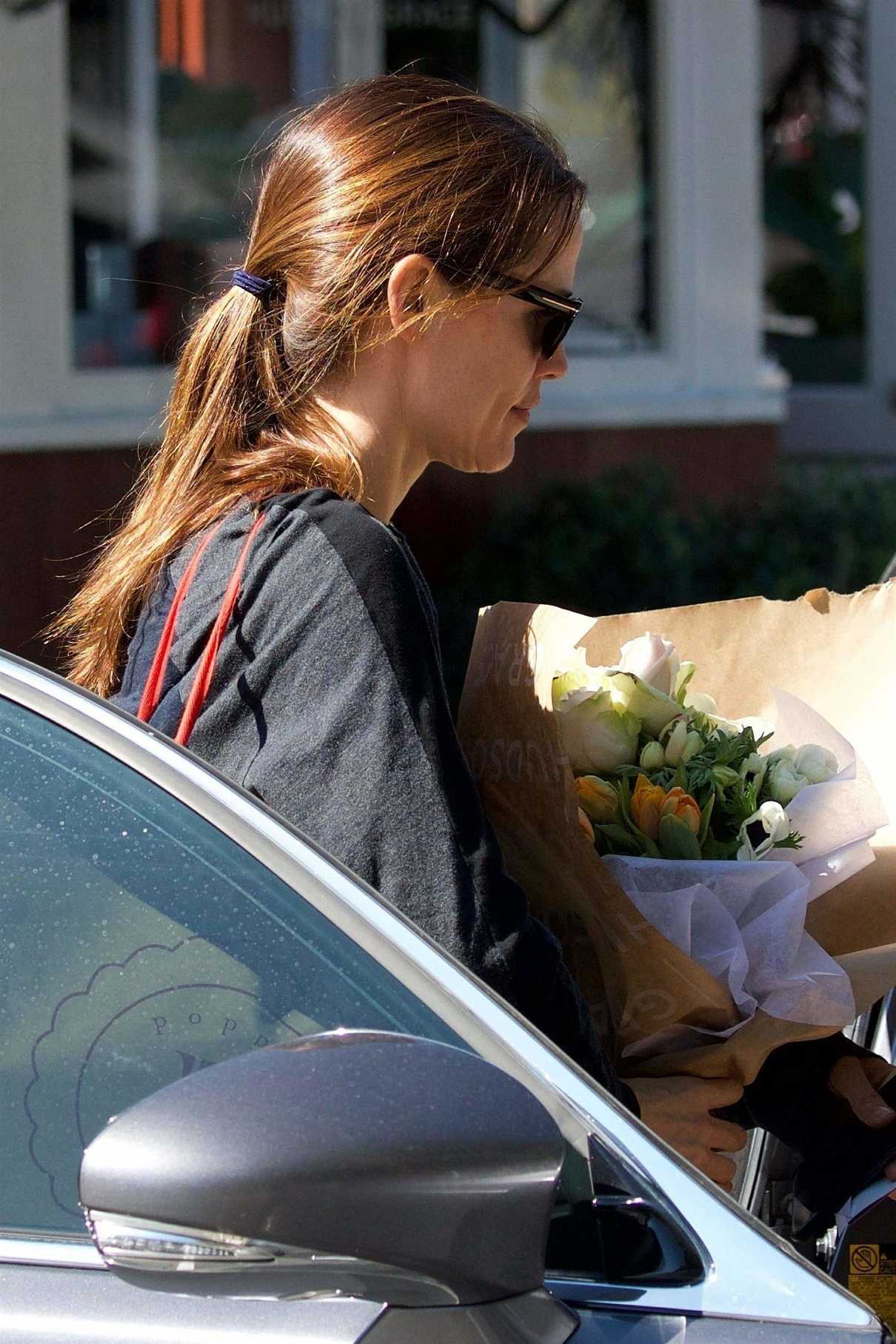 Jennifer Garner Stops to Pick up Some Flowers in Brentwood 02/15/2018-5