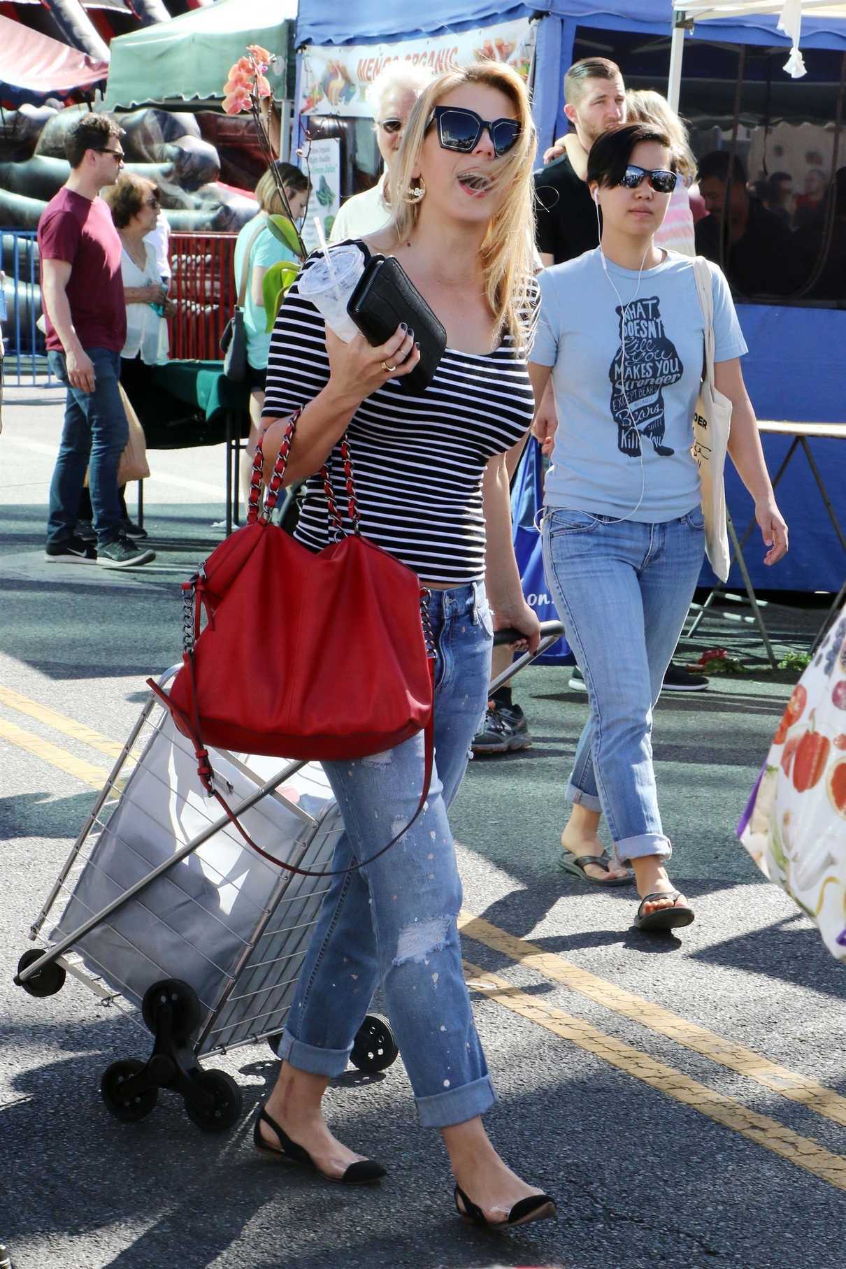 Jodie Sweetin Was Spotted at the Farmers Market in Studio City 02/04/2018-2