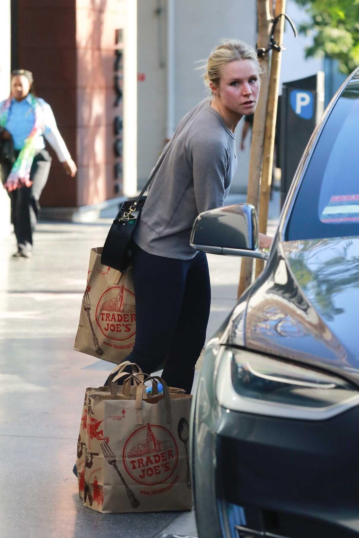 Kristen Bell Goes Some Grocery Shopping in Hollywood 02/17/2018-5