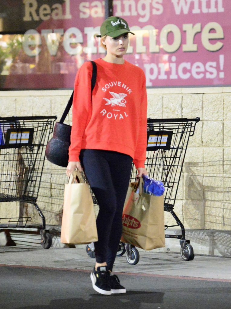 Margot Robbie Does Night Grocery Shopping in Los Angeles 02/05/2018-1