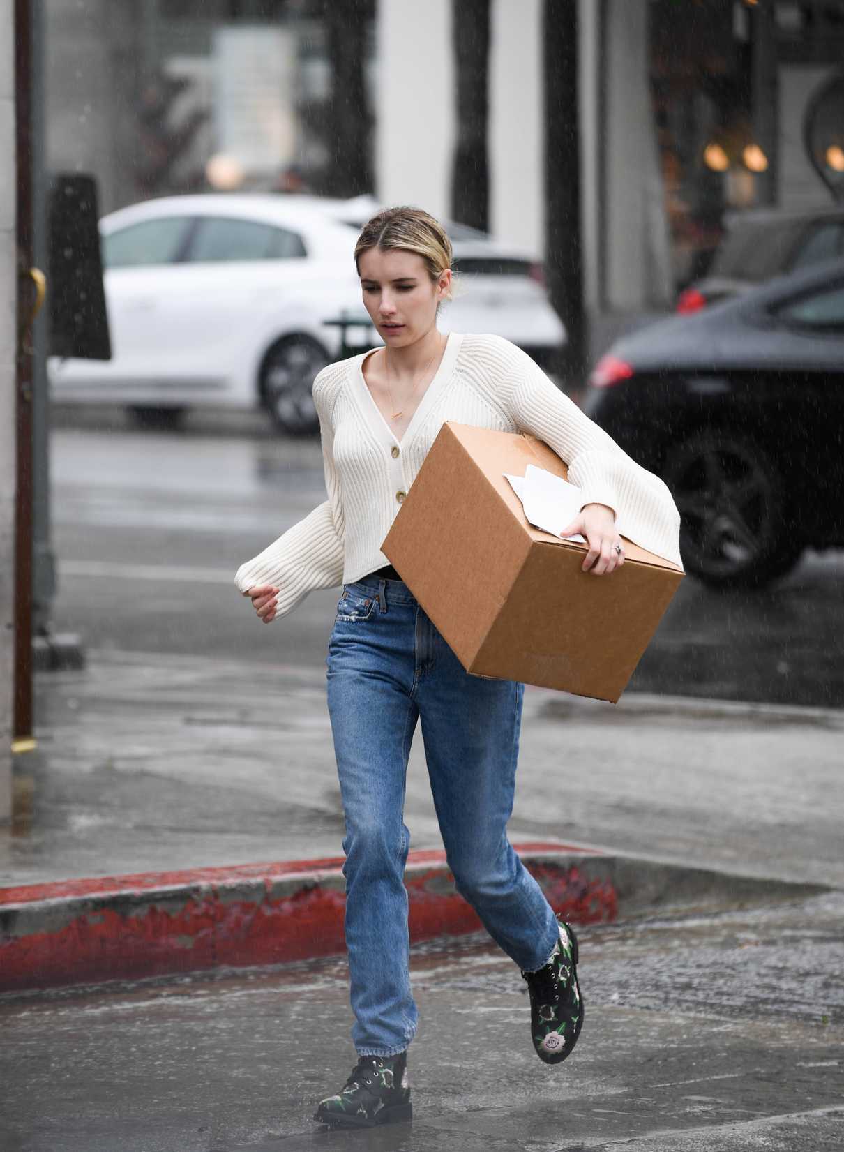 Emma Roberts Braves the Rain to Pick up a Package at UPS in LA 03/22/2018-3