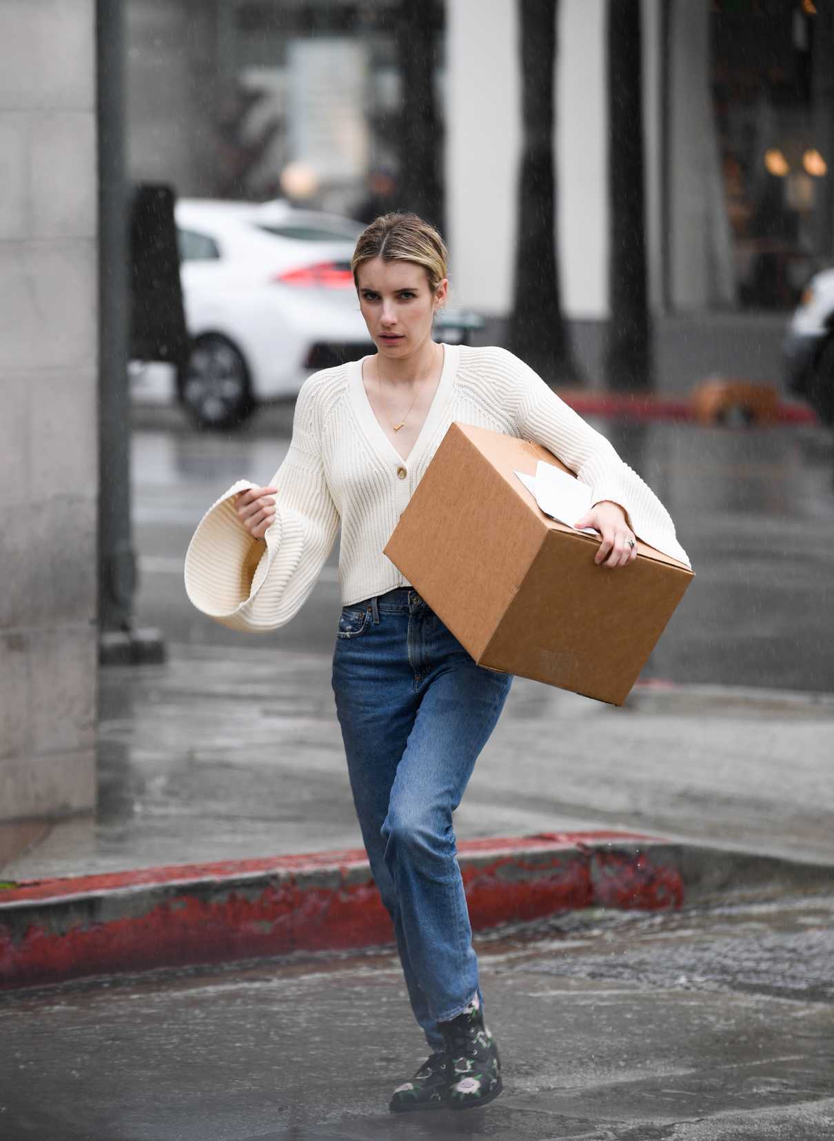 Emma Roberts Braves the Rain to Pick up a Package at UPS in LA 03/22/2018-4