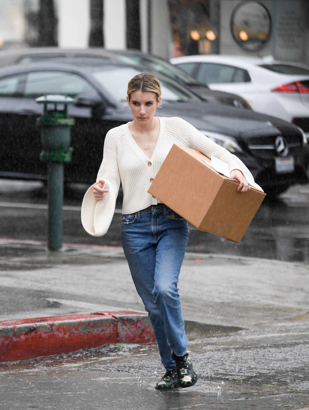 Emma Roberts Braves the Rain to Pick up a Package at UPS in LA 03/22/2018-5