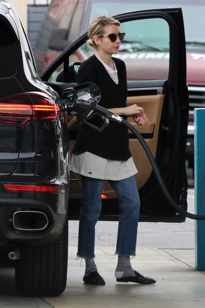 Emma Roberts Stops at a Gas Station to Fill up Her Porsche SUV in Los Angeles 03/13/2018-1