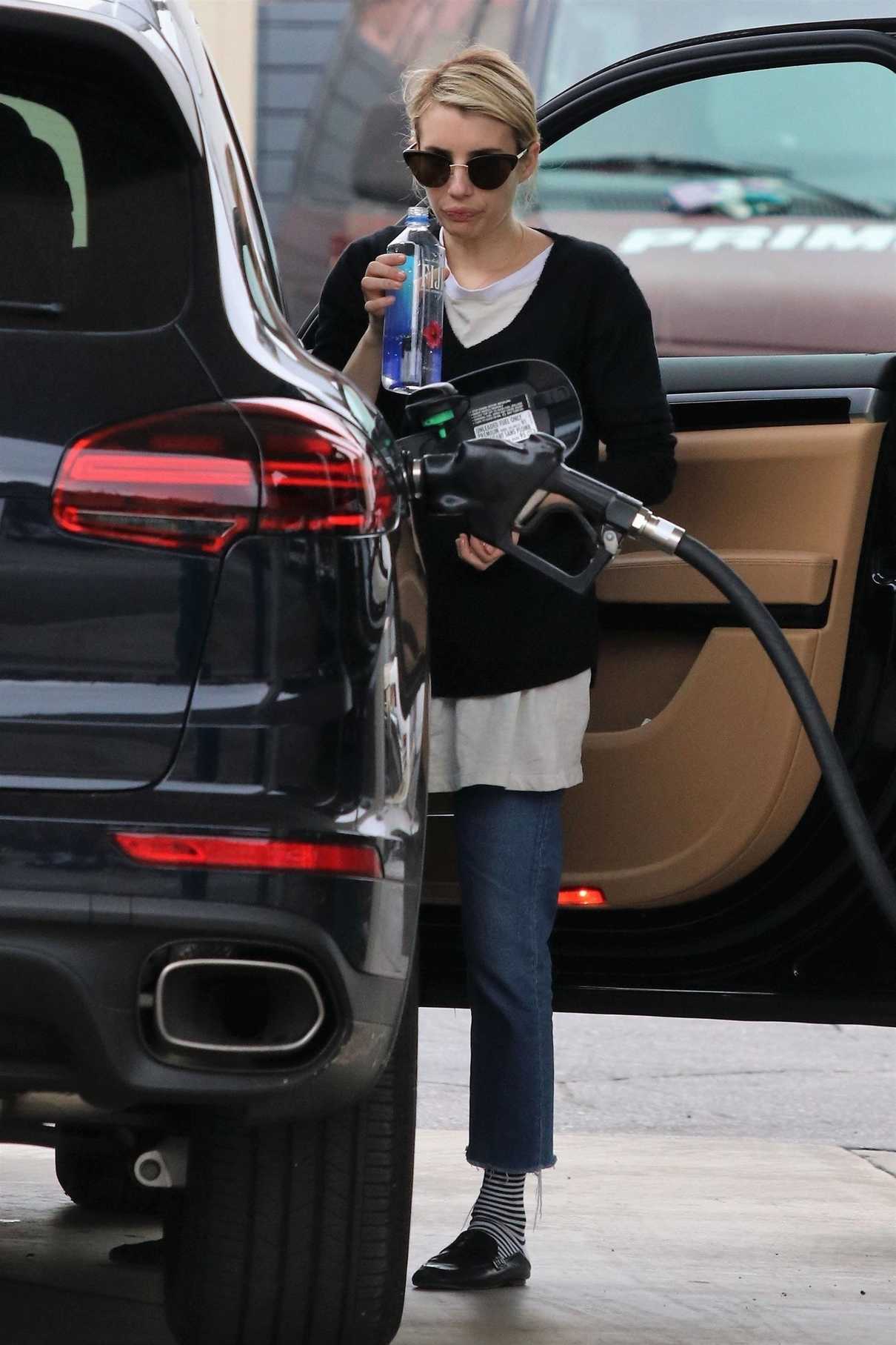 Emma Roberts Stops at a Gas Station to Fill up Her Porsche SUV in Los Angeles 03/13/2018-3