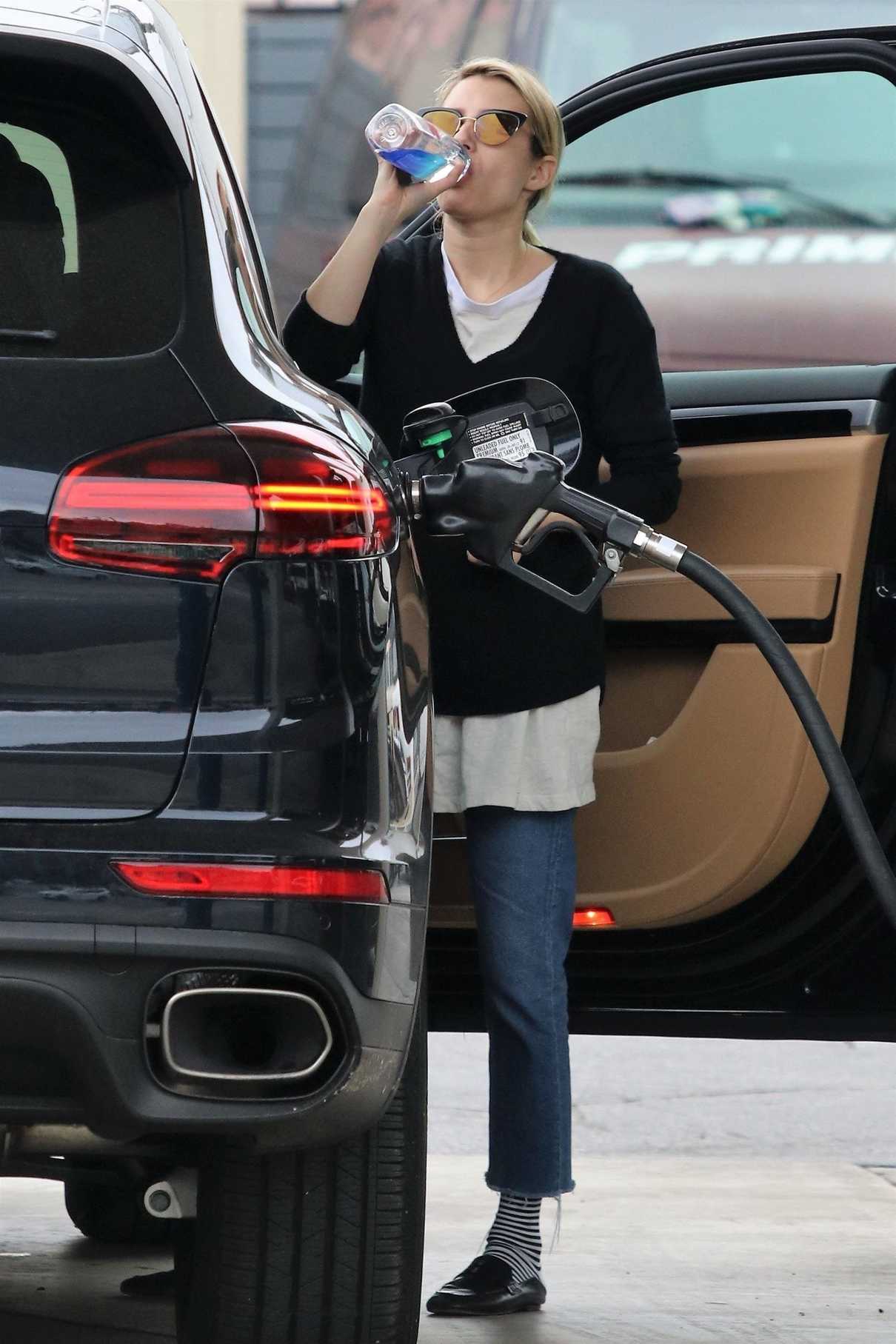 Emma Roberts Stops at a Gas Station to Fill up Her Porsche SUV in Los Angeles 03/13/2018-4