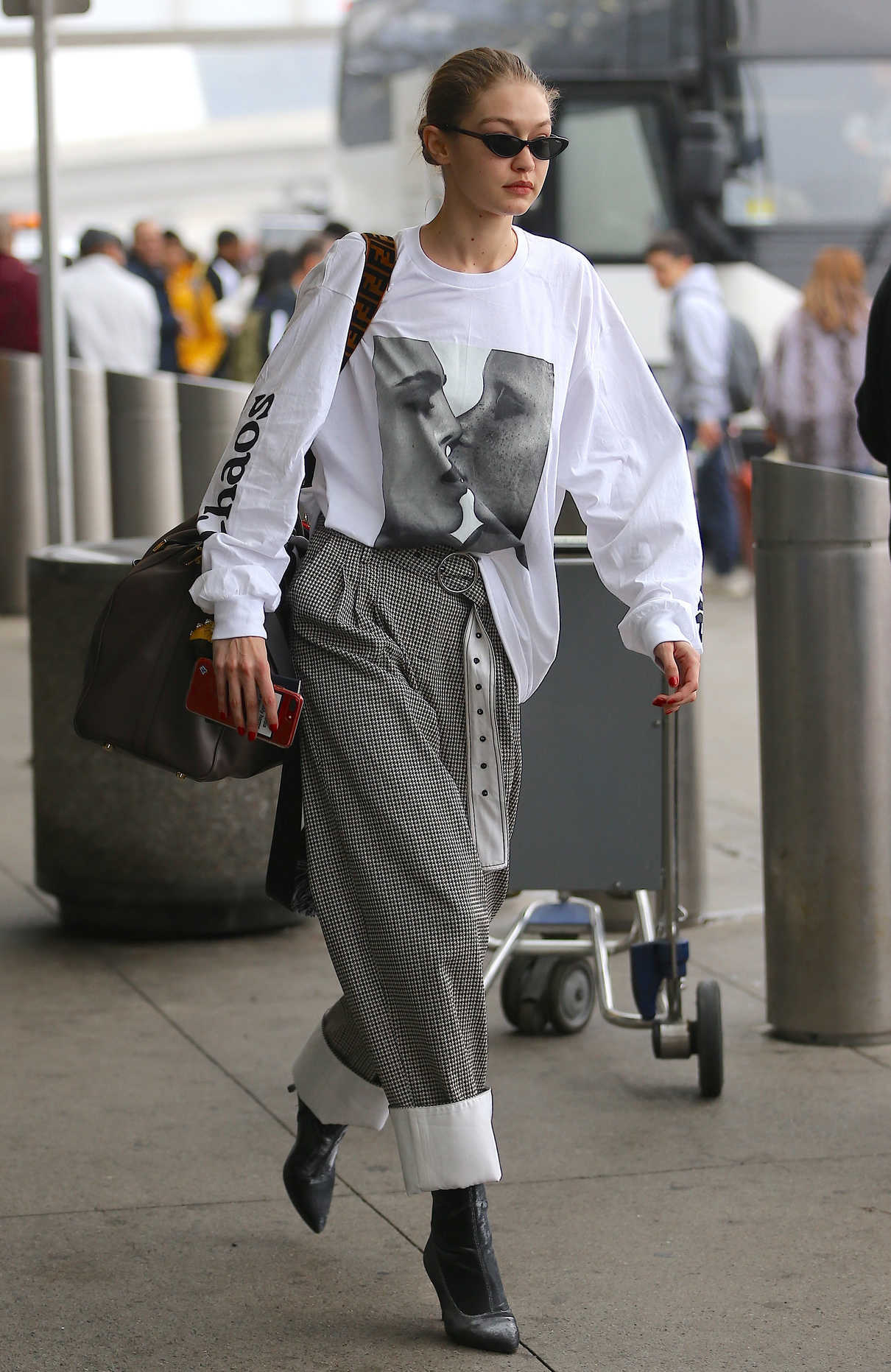 Gigi Hadid Arrives at JFK Airport in NYC 03/29/2018-3