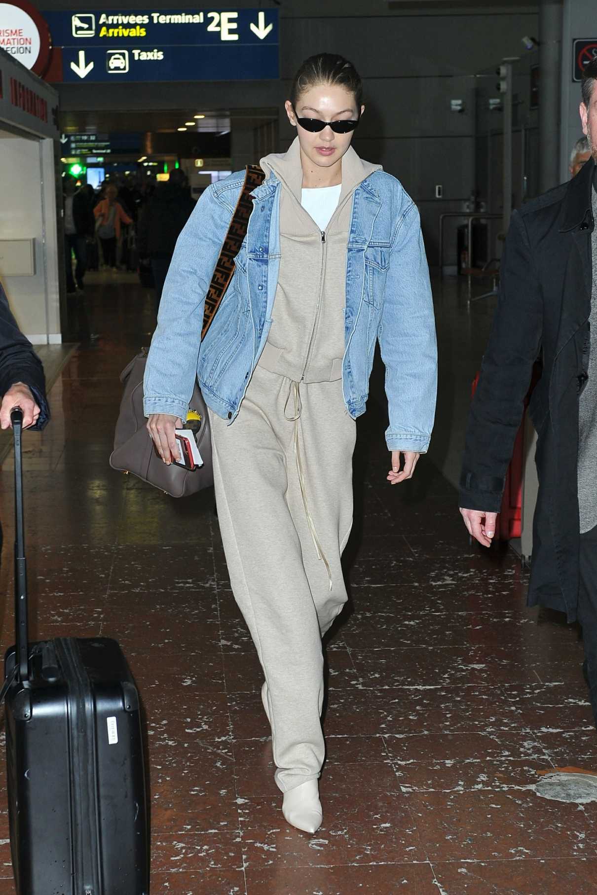 Gigi Hadid Arrives at the Charles de Gaulle Airport in Paris 03/27/2018-3