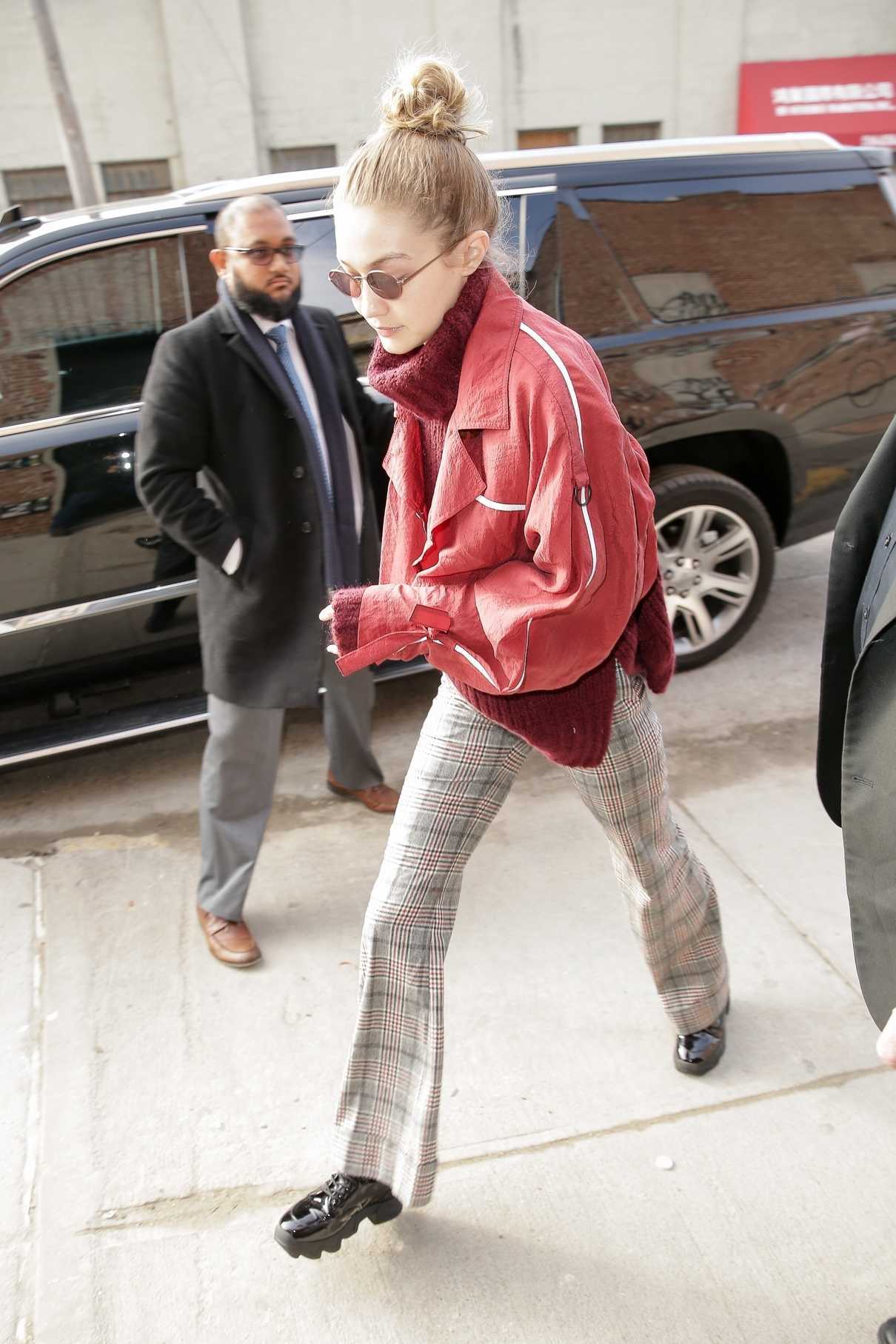 Gigi Hadid Arrives Back to Her Apartment in New York City 03/15/2018-4