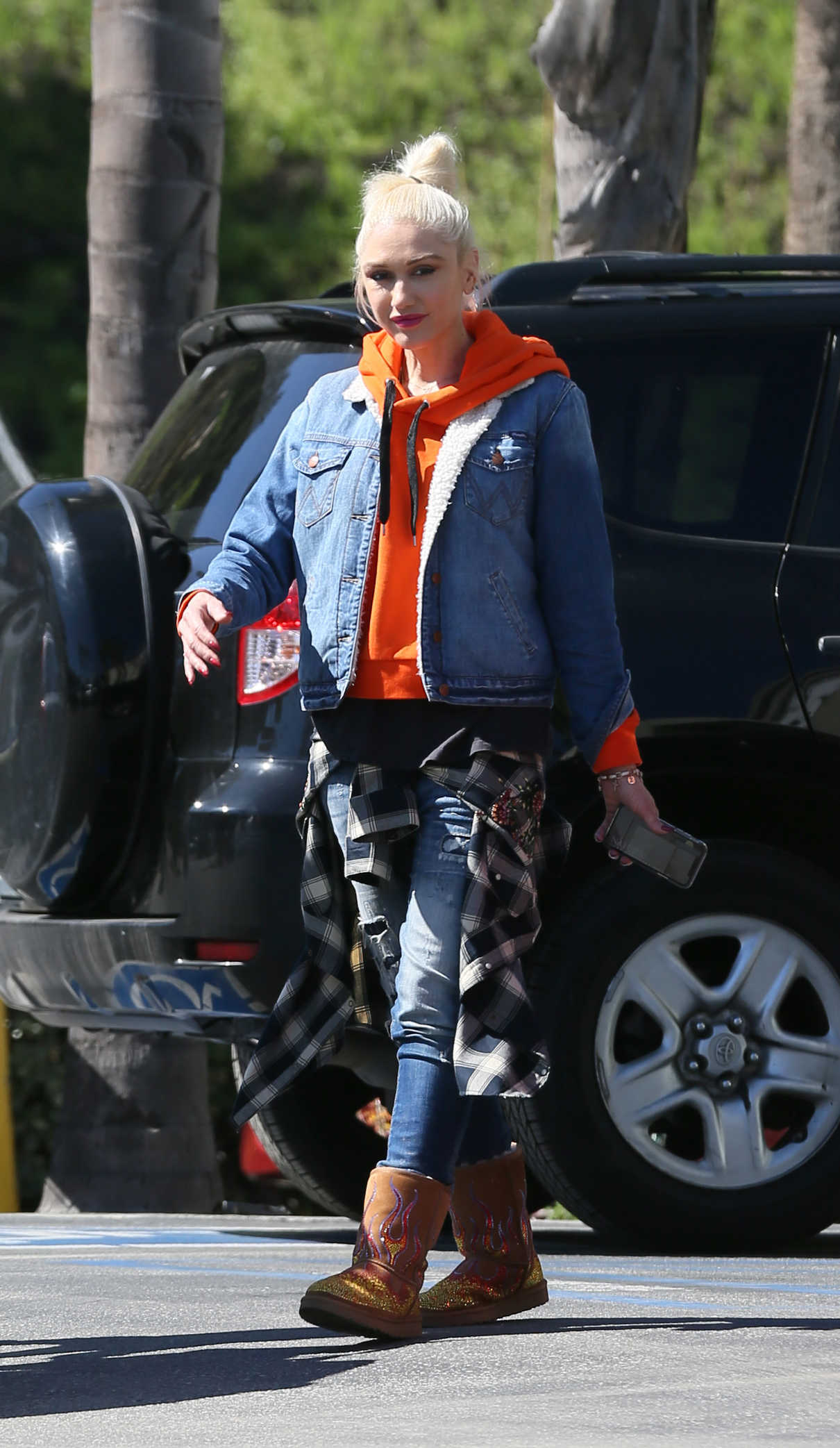 Gwen Stefani Goes to Bed Bath and Beyond Carrying a Chanel Bag in LA 03/15/2018-2