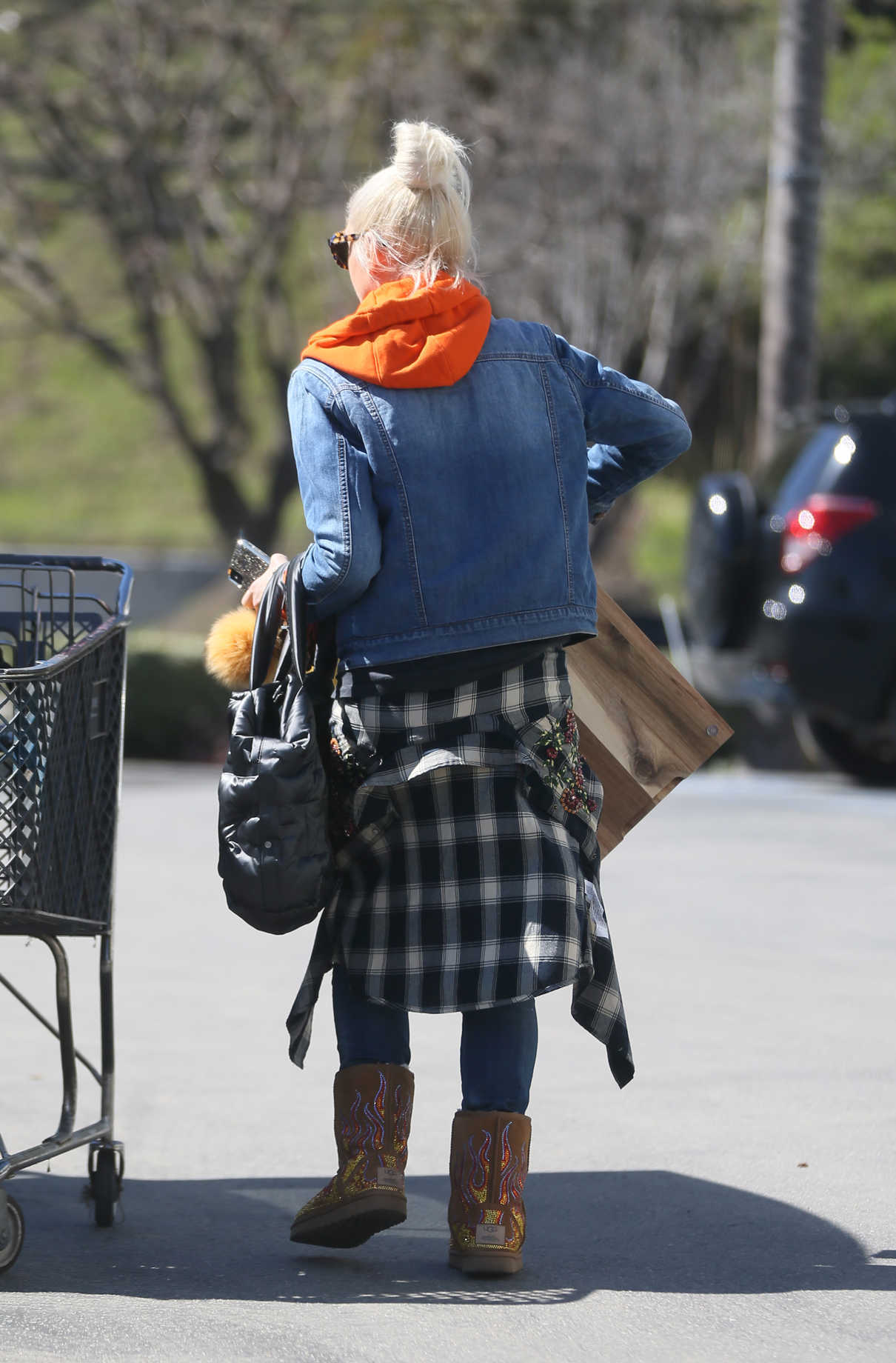 Gwen Stefani Goes to Bed Bath and Beyond Carrying a Chanel Bag in LA 03/15/2018-5