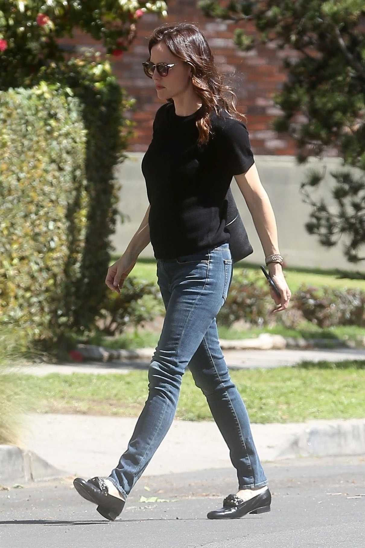 Jennifer Garner Talks on the Phone Out in Los Angeles 03/19/2018-5