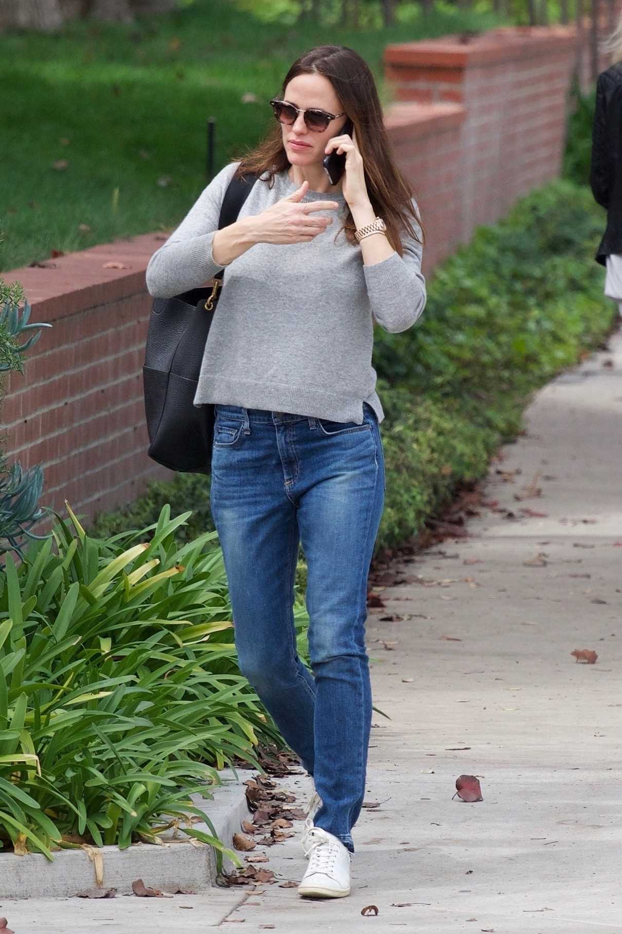 Jennifer Garner Wears a Blue Jeans Out in Brentwood 03/16/2018-4