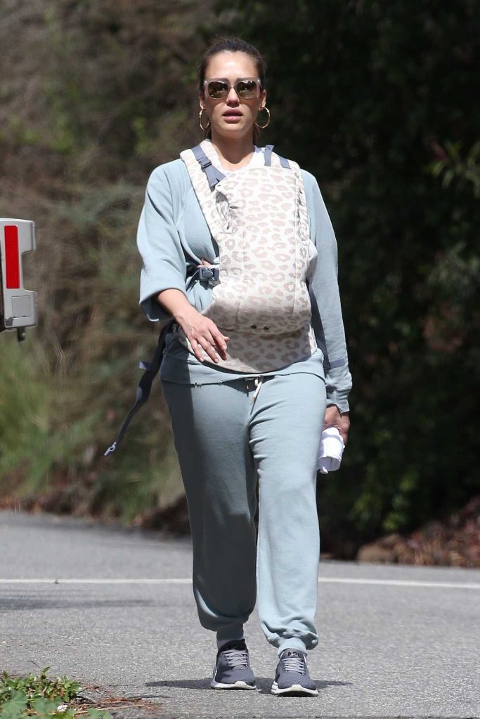 Jessica Alba Was Spotted Out for a Morning Walk in Los Angeles 03/03/2018-1