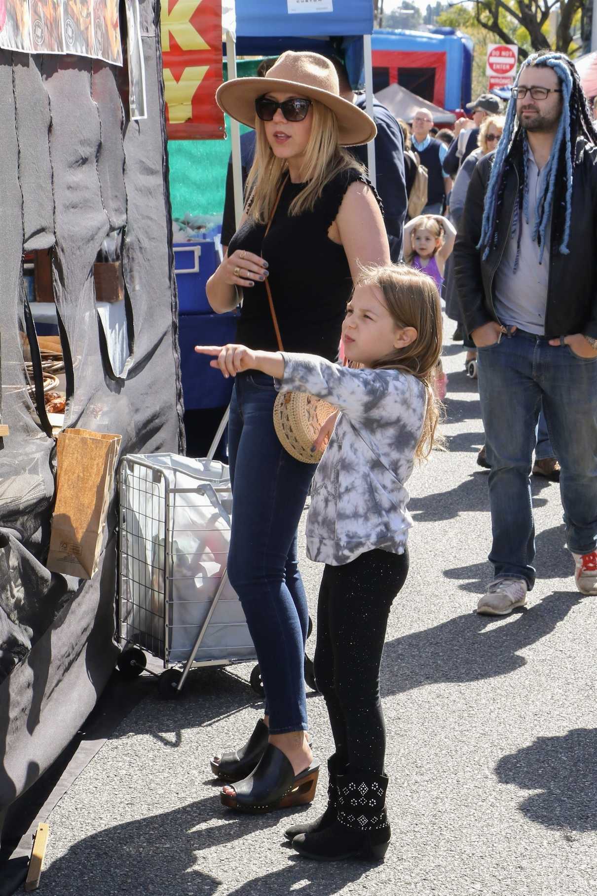 Jodie Sweetin Was Seen at the Farmers Market in Studio City 03/25/2018-2