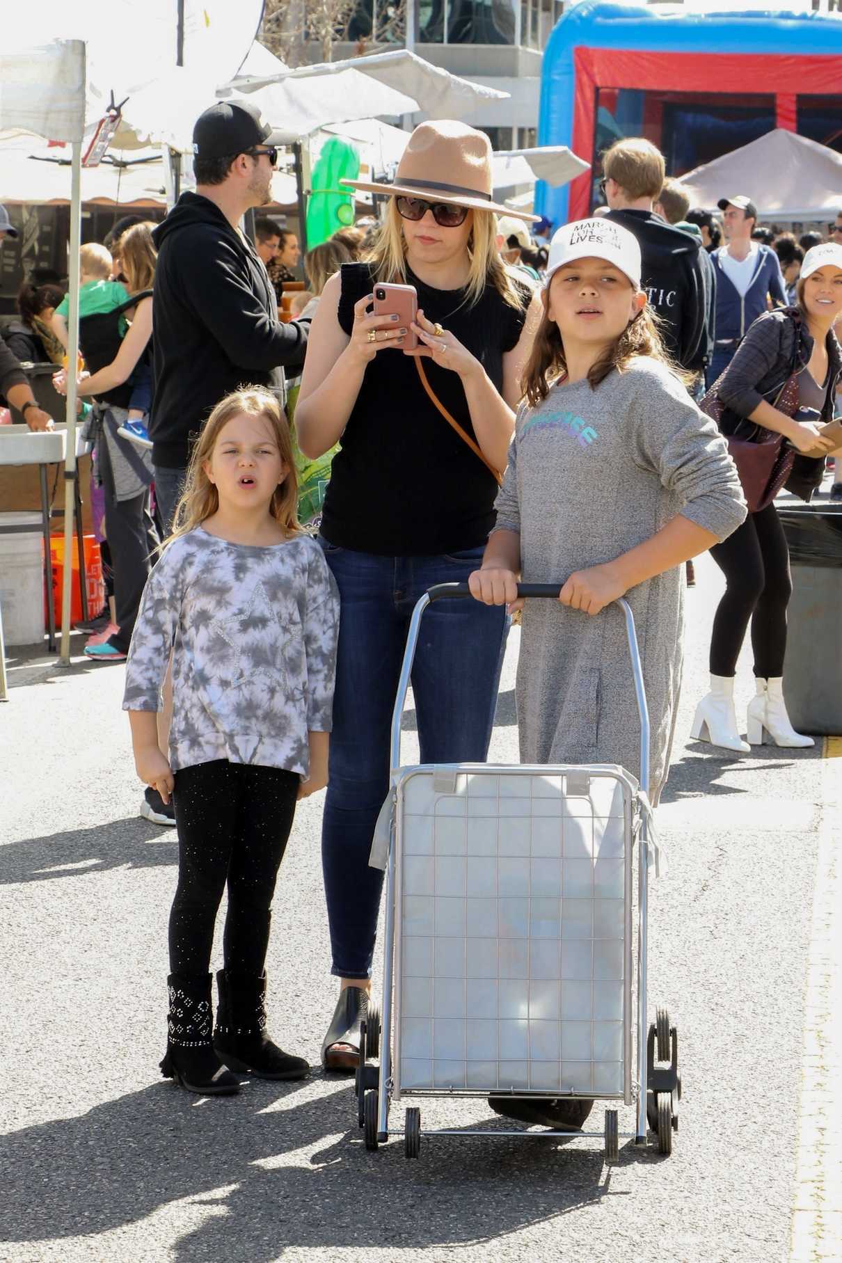 Jodie Sweetin Was Seen at the Farmers Market in Studio City 03/25/2018-3