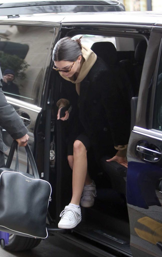 Kendall Jenner Leaves from Her Hotel in Snowstorm in Paris 03/19/2018-1
