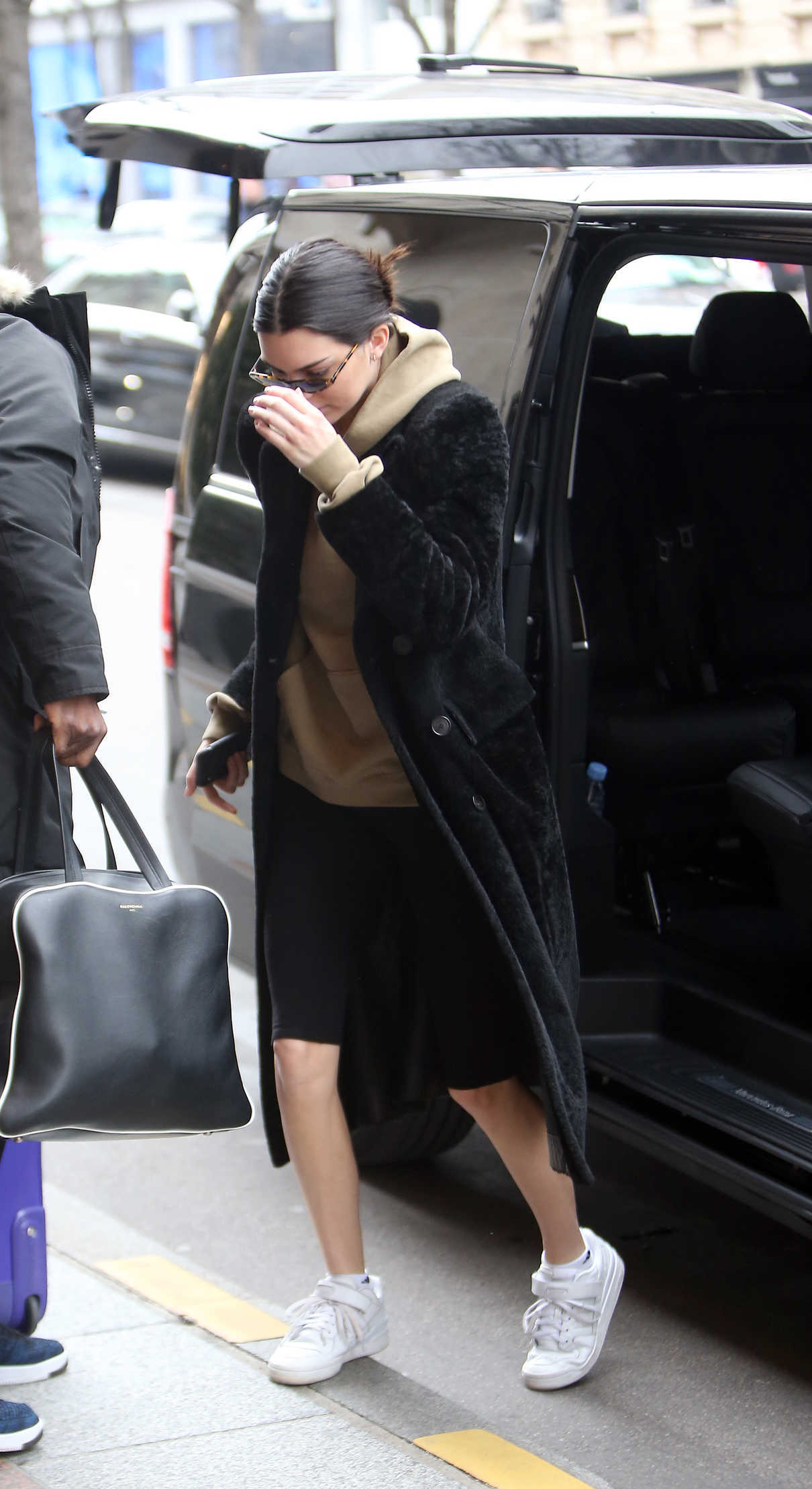 Kendall Jenner Leaves from Her Hotel in Snowstorm in Paris 03/19/2018-3