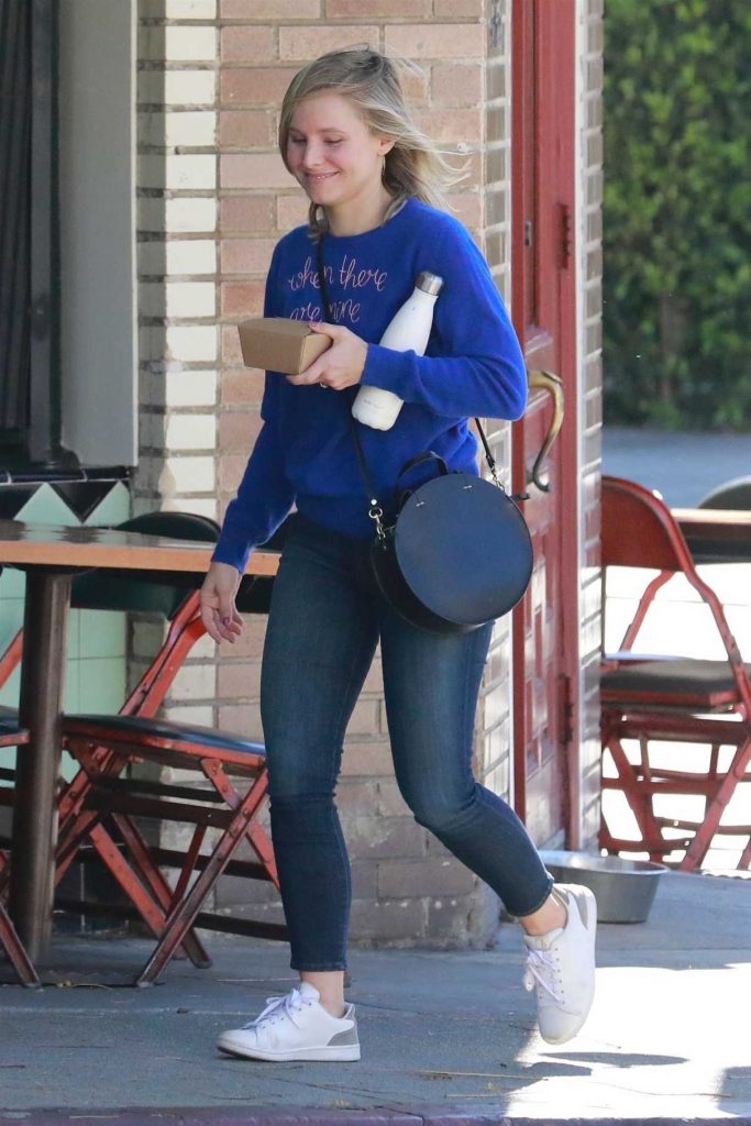 Kristen Bell Enjoys Breakfast at Little Dom's in Los Angeles 03/15/2018-1