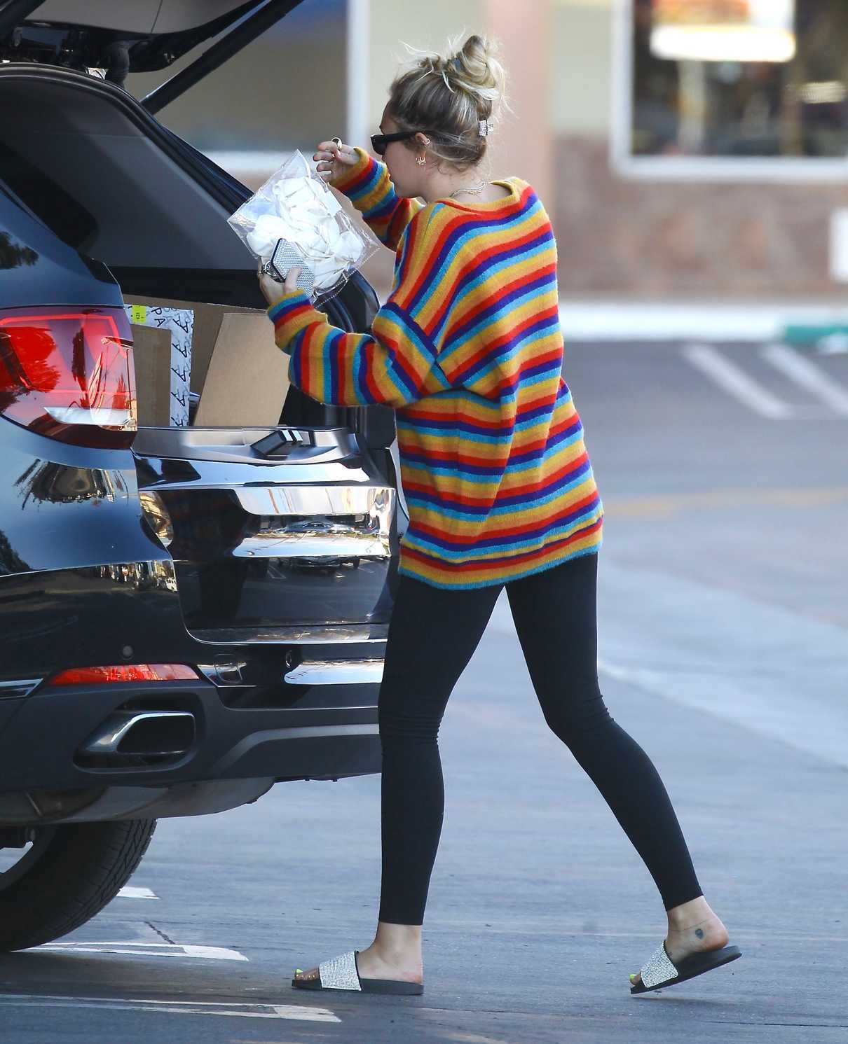 Miley Cyrus Goes to Party City in Porter Ranch 03/01/2018-4