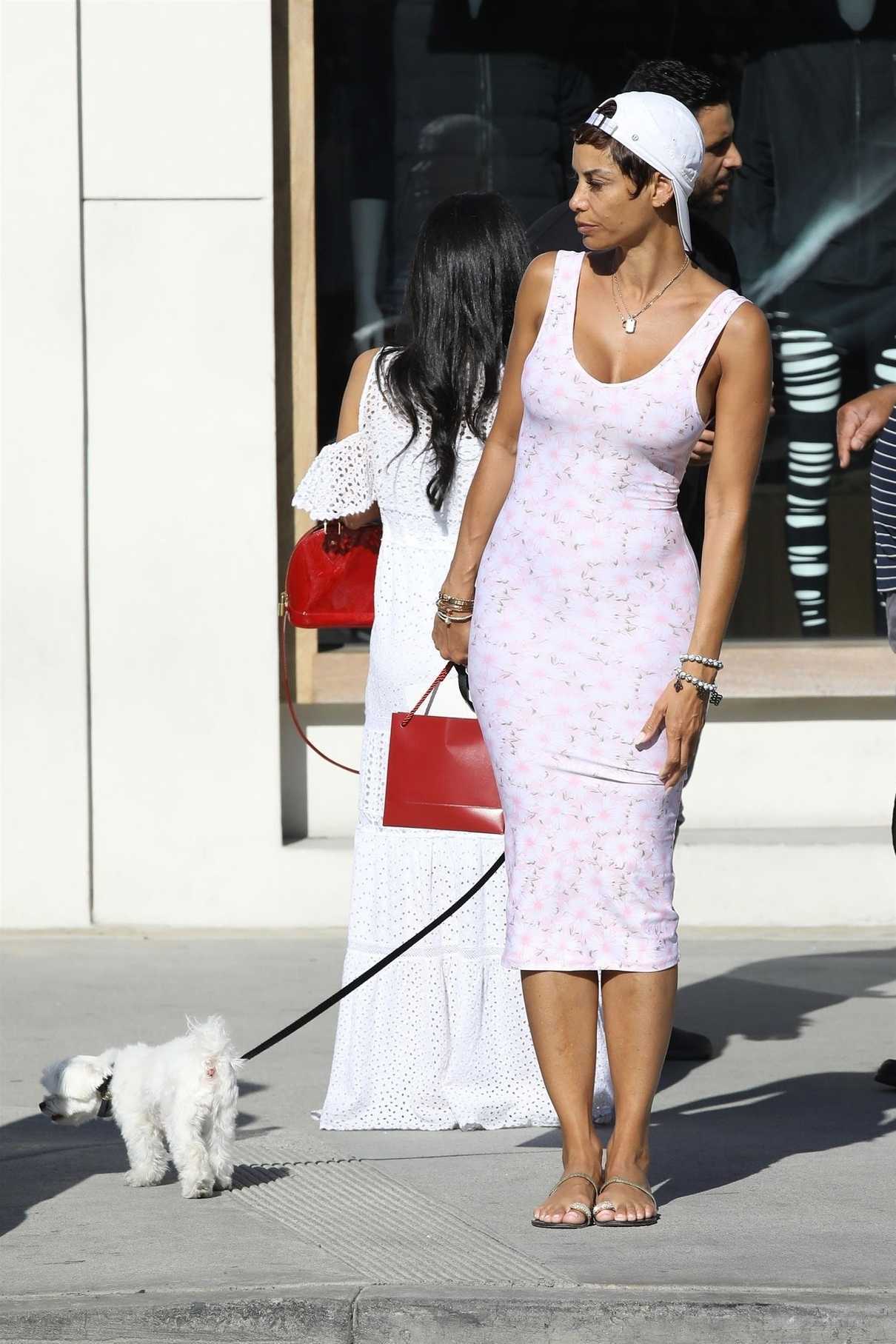 Nicole Murphy Walks Her Dog Out in Beverly Hills 03/28/2018-2