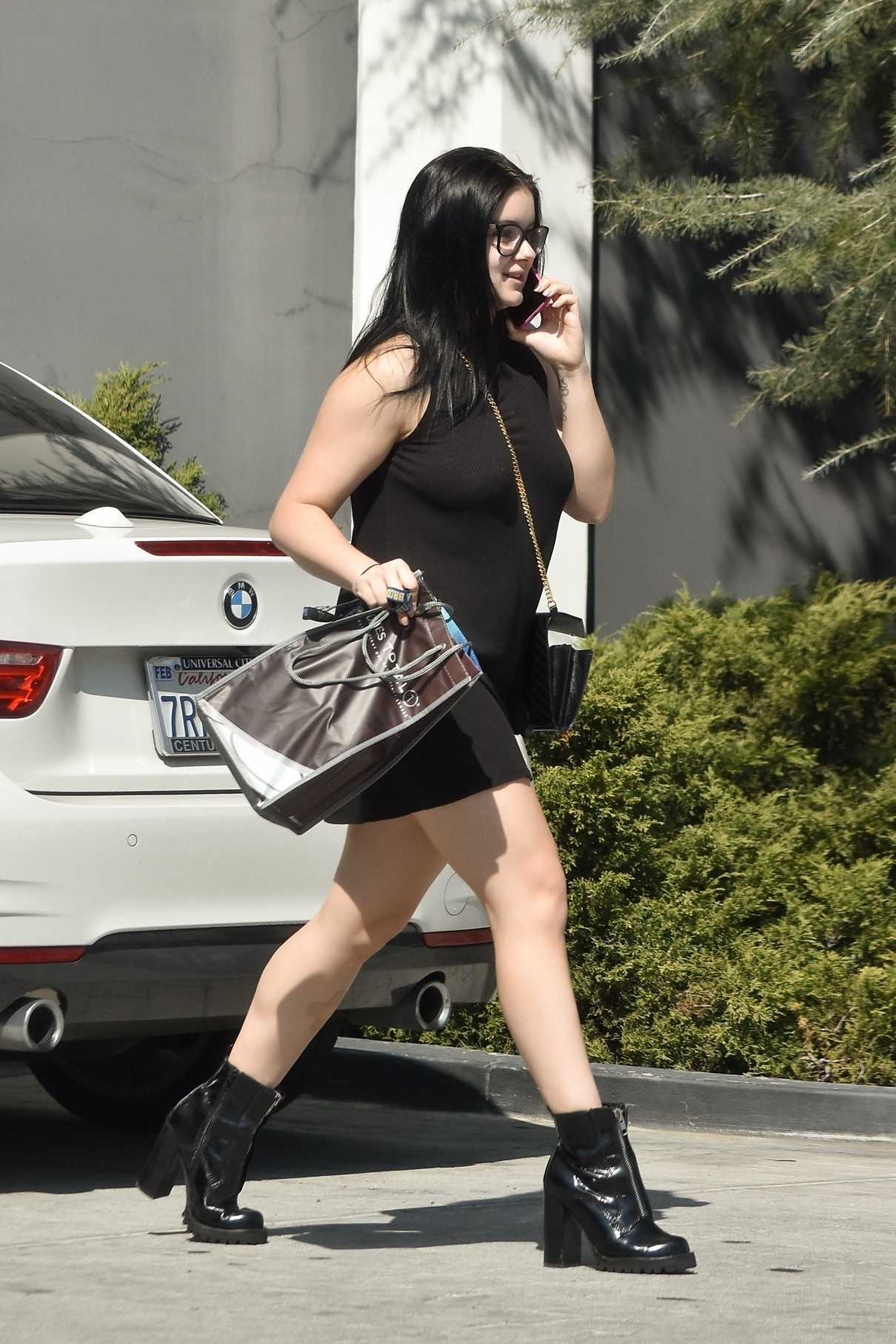 Ariel Winter Was Seen Out in Studio City 04/04/2018-5