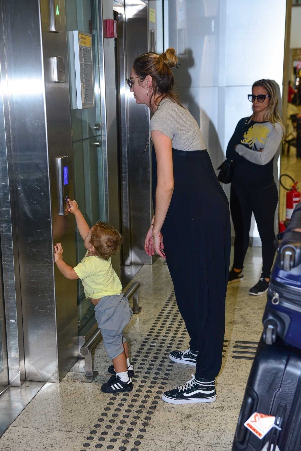 Candice Swanepoel Was Spotted at Guarulhos International Airport in Sao Paulo 03/31/2018-6