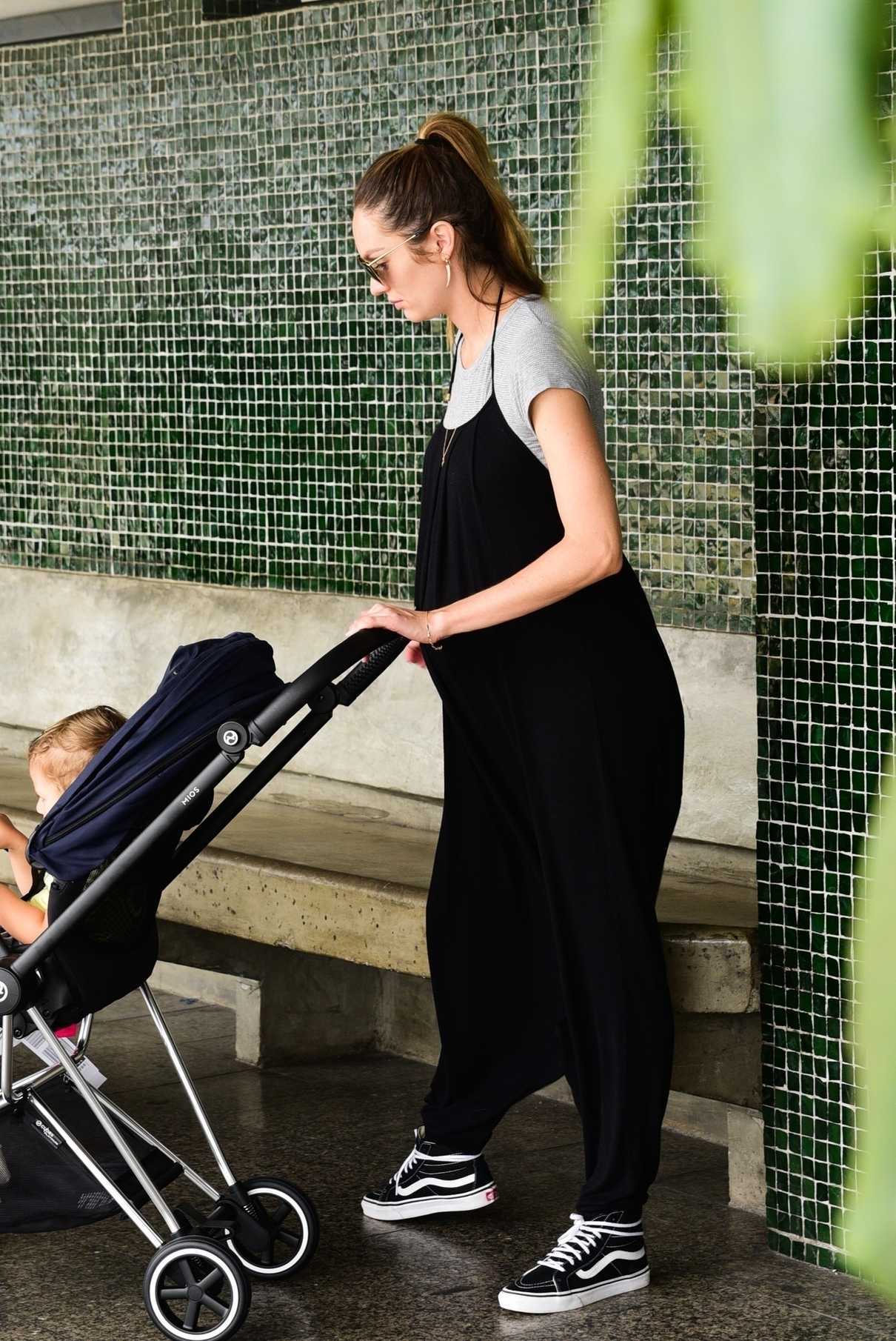 Candice Swanepoel Was Spotted at Guarulhos International Airport in Sao Paulo 03/31/2018-9