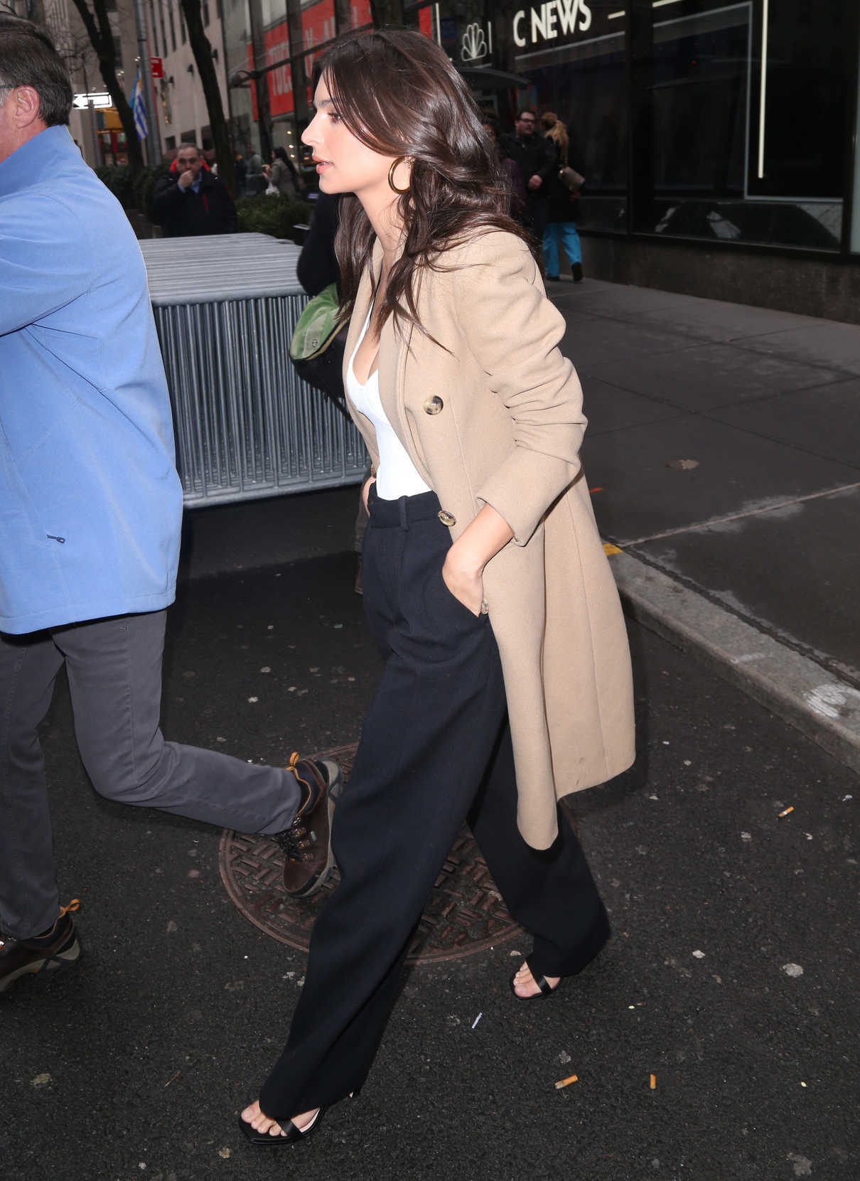 Emily Ratajkowski Arrives at Today Show in NYC 04/10/2018-5