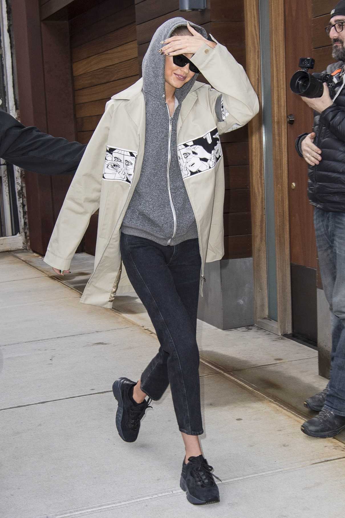 Gigi Hadid Arrives Home in NYC 04/02/2018-3