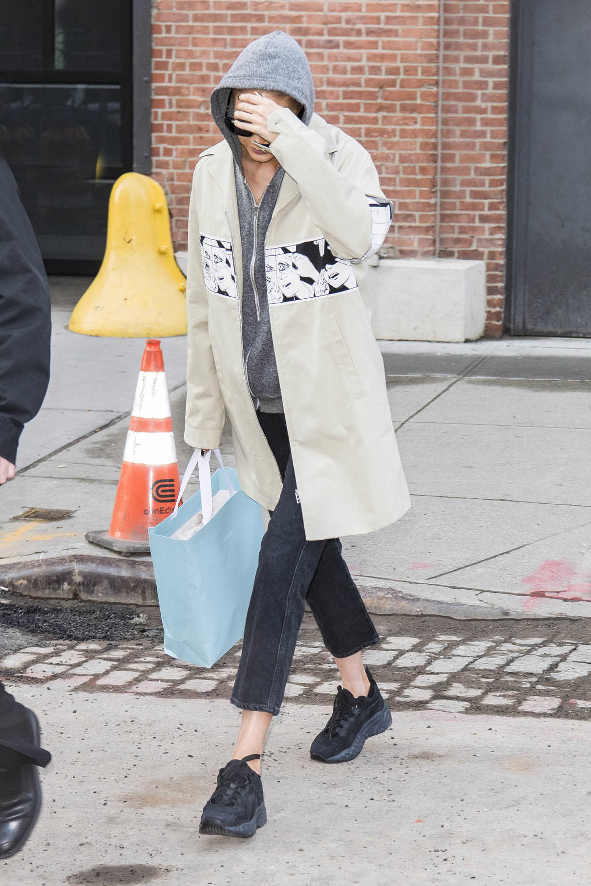 Gigi Hadid Arrives Home in NYC 04/02/2018-4