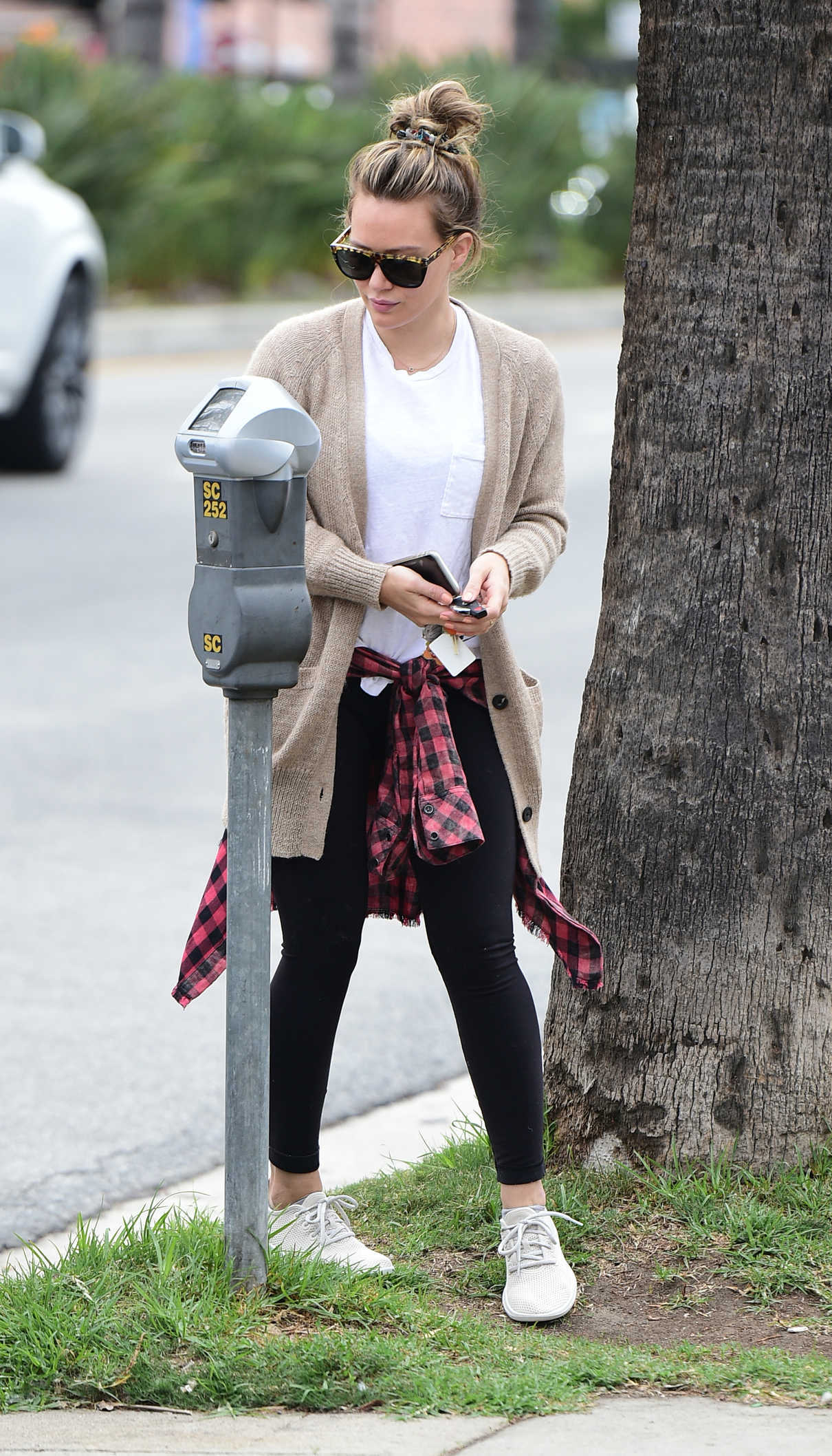 Hilary Duff Pays the Parking Meter in Los Angeles 04/07/2018-2