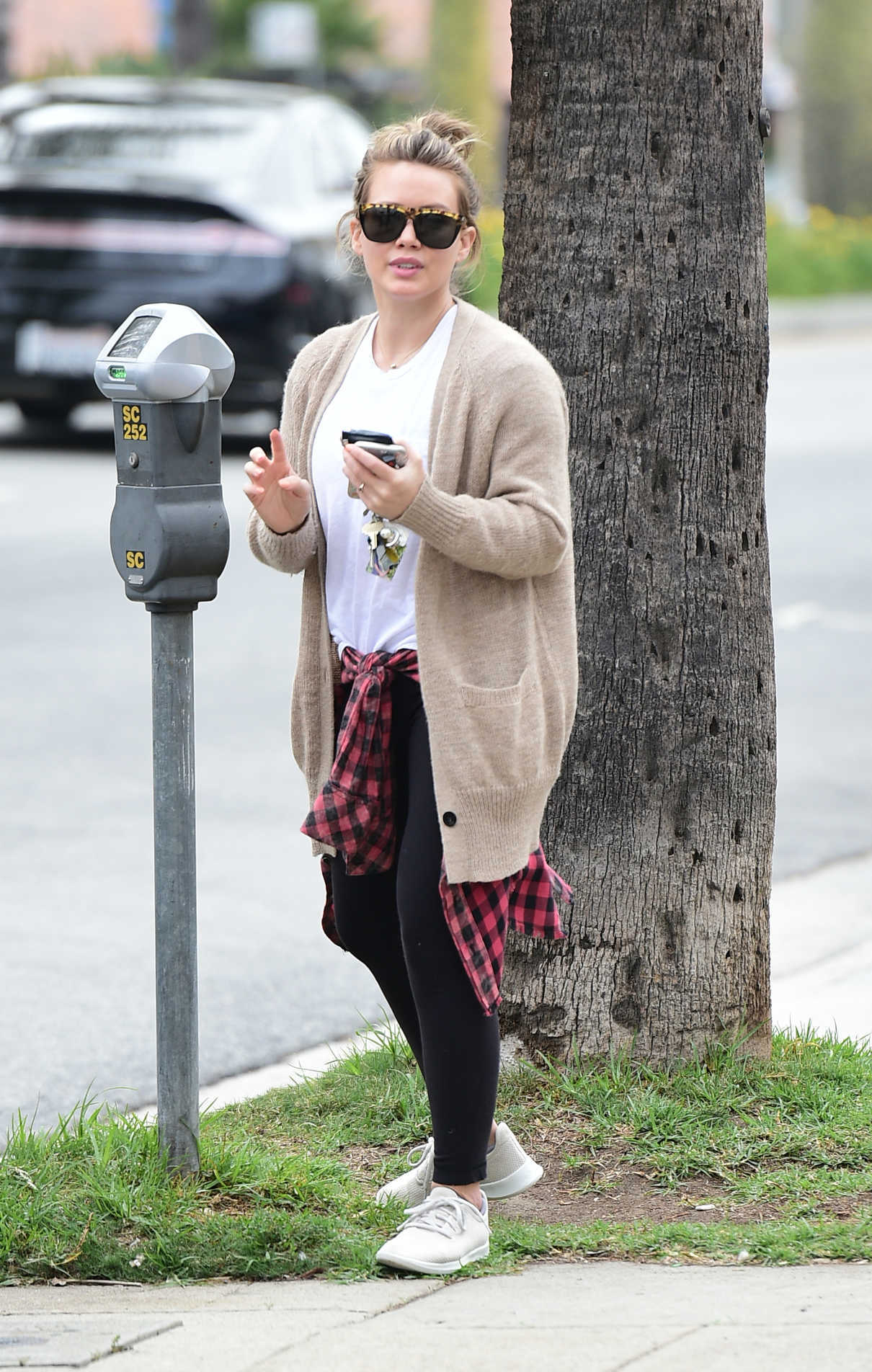 Hilary Duff Pays the Parking Meter in Los Angeles 04/07/2018-4