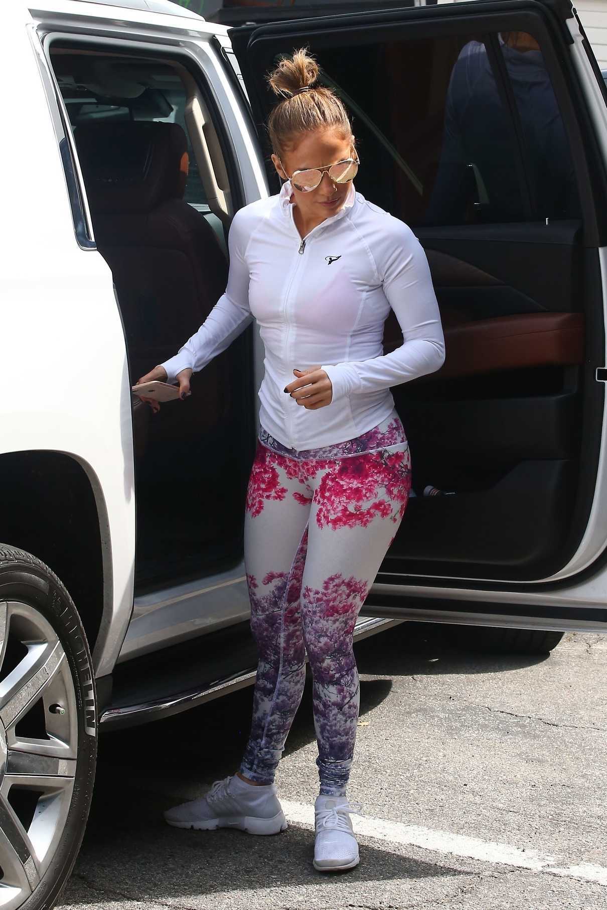 Jennifer Lopez Hits the Gym in Los Angeles 04/01/2018-2