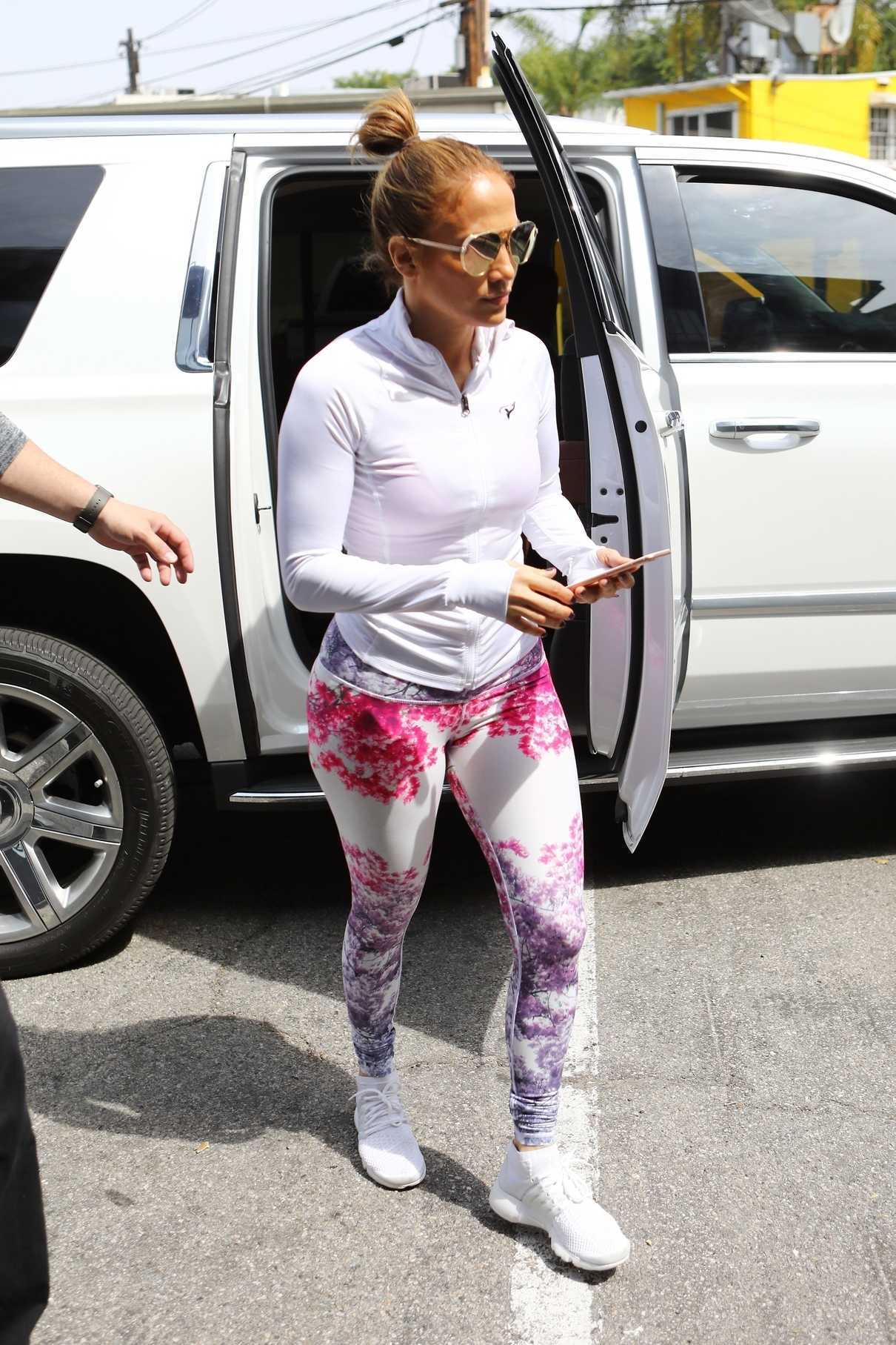 Jennifer Lopez Hits the Gym in Los Angeles 04/01/2018-4