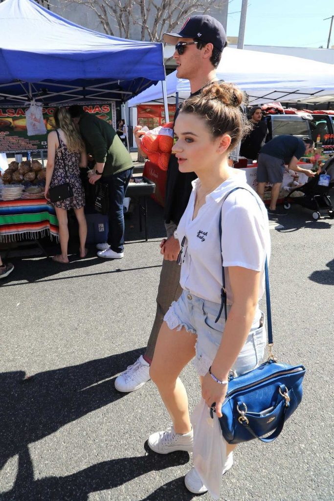 Joey King Goes to the Farmers Market with Her Boyfriend in LA 04/22/2018-1