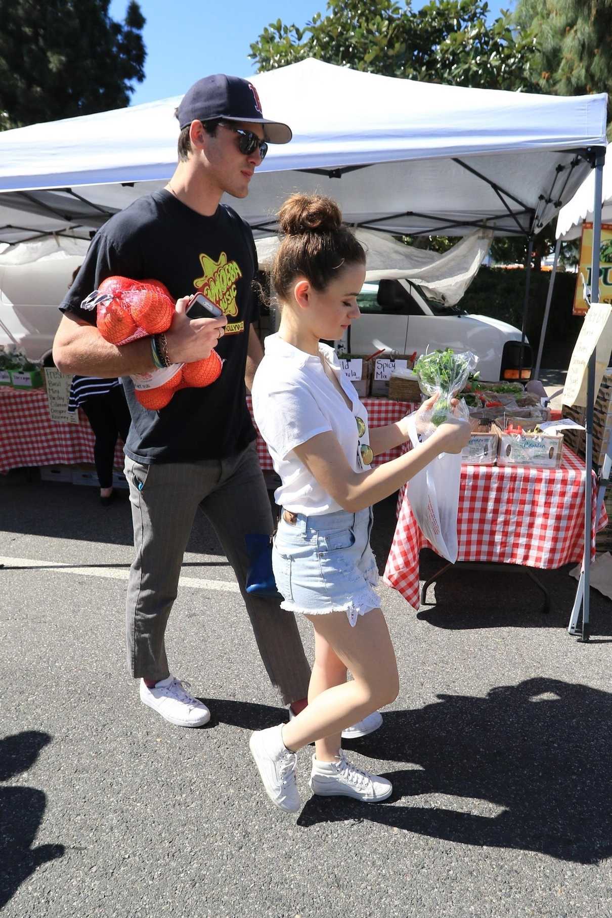 Joey King Goes to the Farmers Market with Her Boyfriend in LA 04/22/2018-2