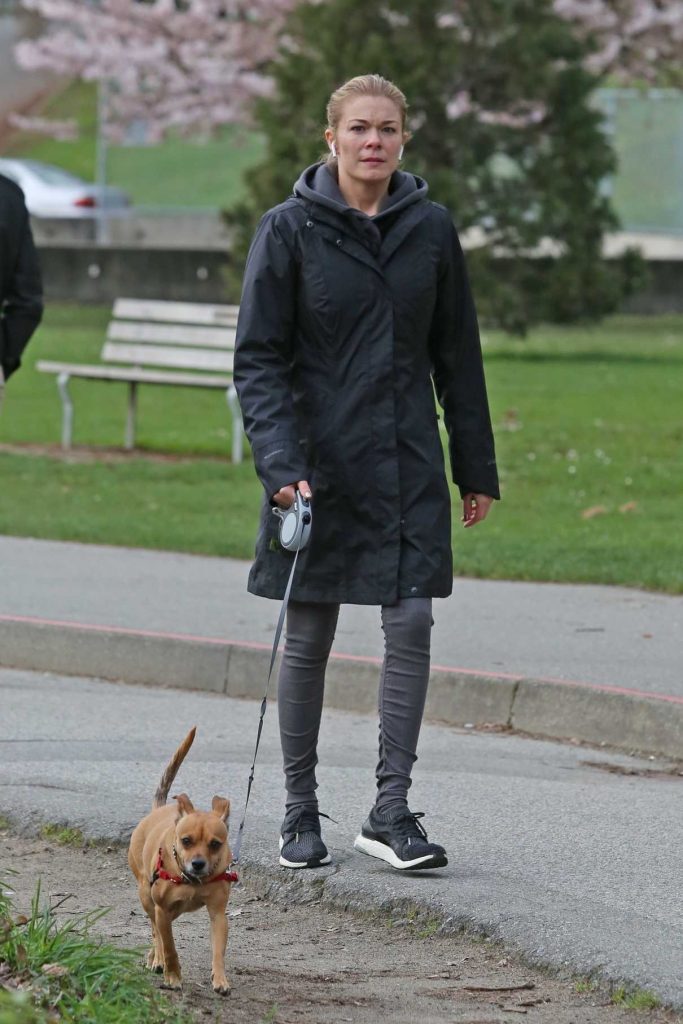 LeAnn Rimes Takes Her Dogs for a Walk in Vancouver 04/10/2018-1